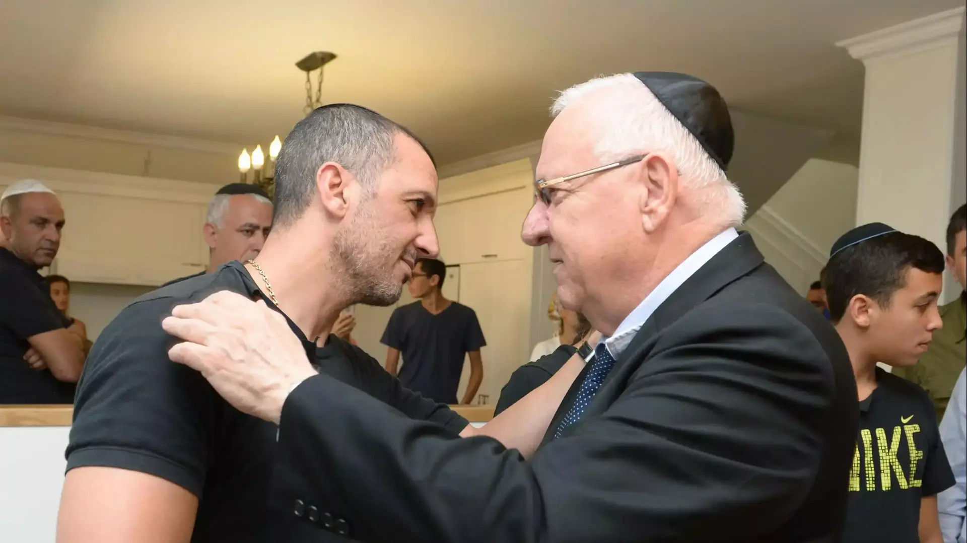 נשיא המדינה ראובן (רובי) ריבלין עם משפחת סמל בן יצחק וענונו ז"ל, שנפל במהלך מבצע צוק איתן, יולי 2014 נשיא המדינה ראובן (רובי) ריבלין עם משפחת סמל בן יצחק וענונו ז"ל, שנפל במהלך מבצע צוק איתן, יולי 2014