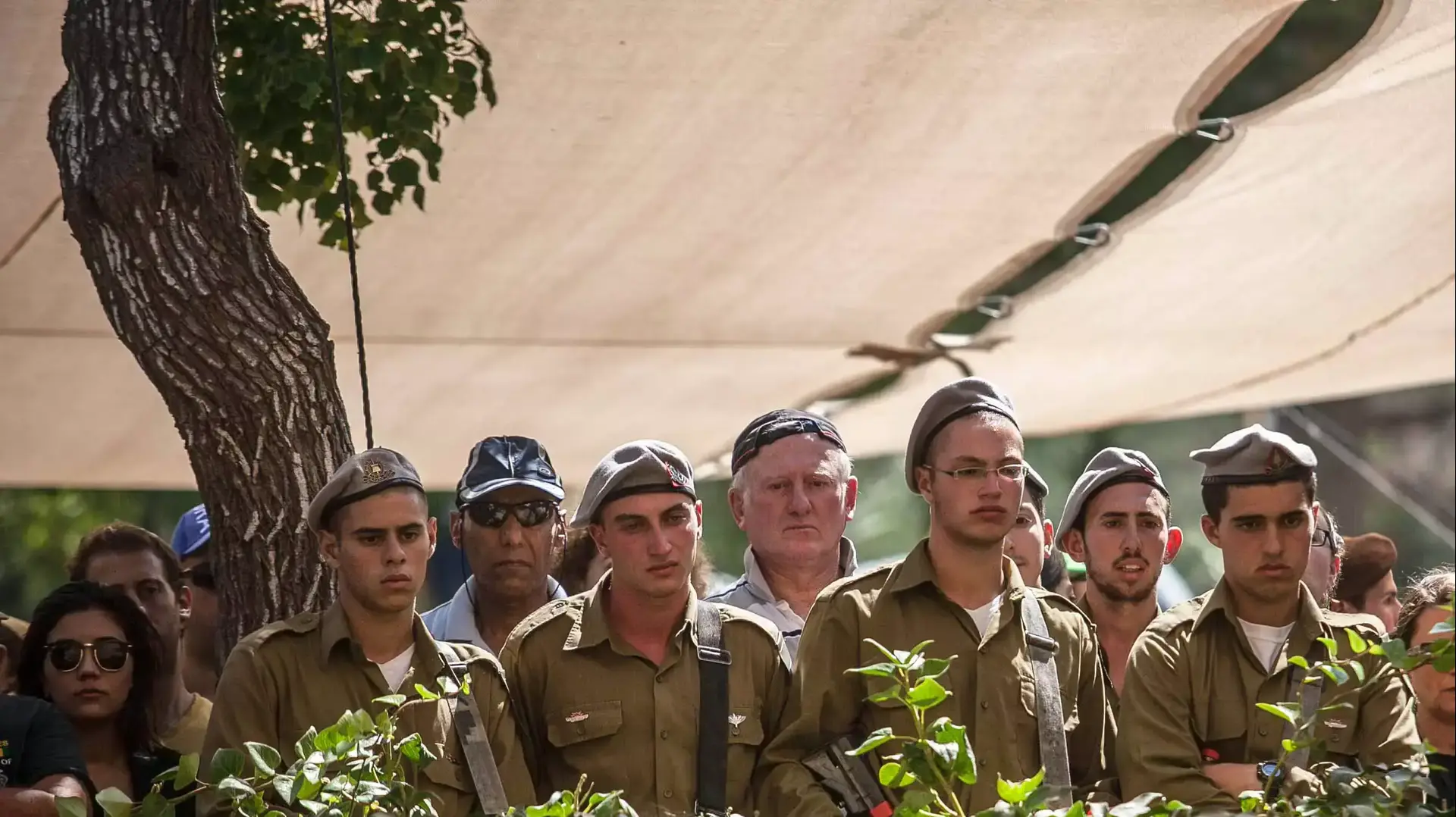 הלווייתו של סמל-ראשון עמית יאורי, שנפל במהלך מבצע צוק איתן, בבית העלמין הצבאי בהר הרצל, יולי 2014 הלווייתו של סמל-ראשון עמית יאורי, שנפל במהלך מבצע צוק איתן, בבית העלמין הצבאי בהר הרצל, יולי 2014
