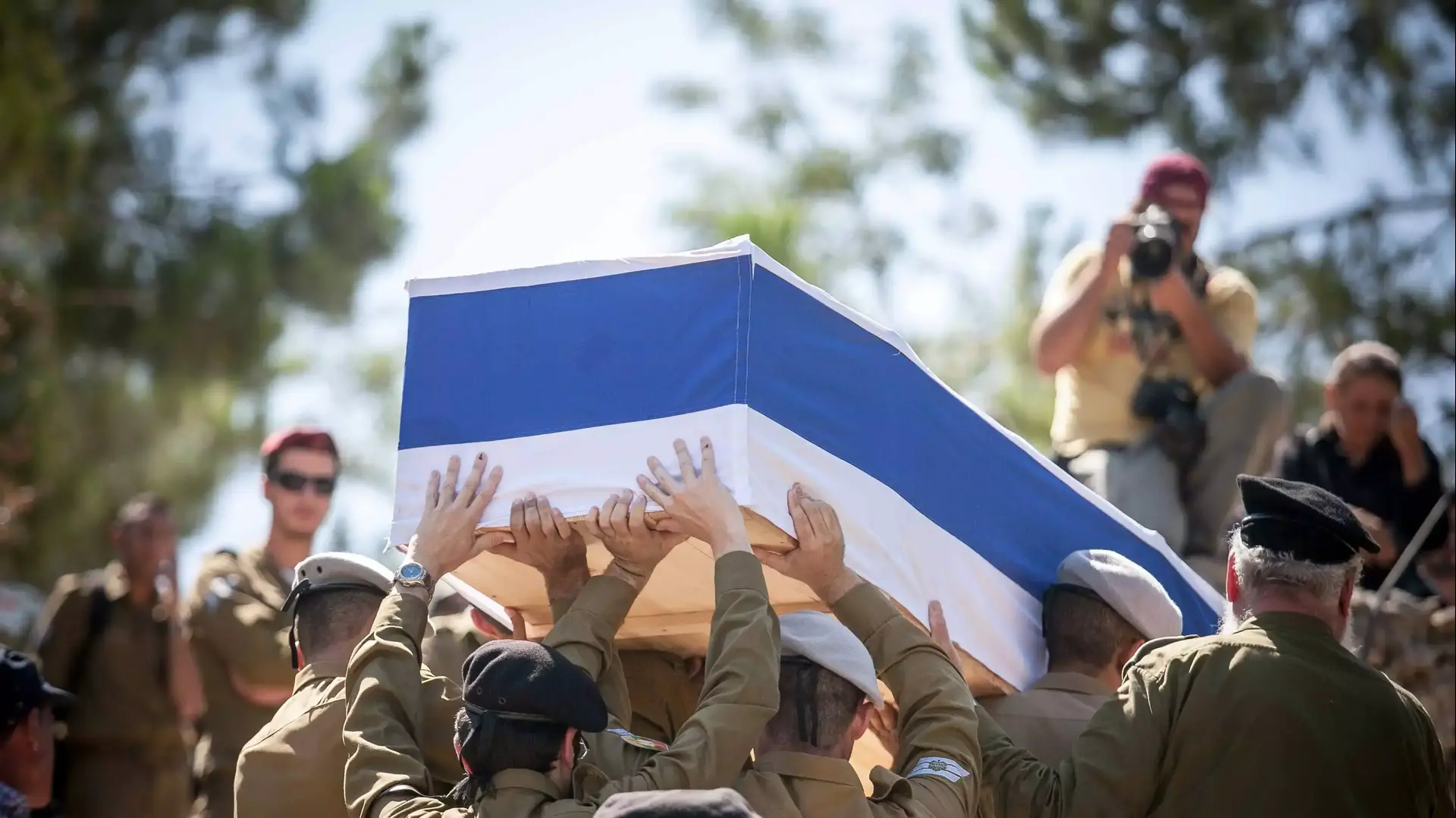 הלווייתו של סמל-ראשון עמית יאורי, שנפל במהלך מבצע צוק איתן, בבית העלמין הצבאי בהר הרצל, יולי 2014 הלווייתו של סמל-ראשון עמית יאורי, שנפל במהלך מבצע צוק איתן, בבית העלמין הצבאי בהר הרצל, יולי 2014
