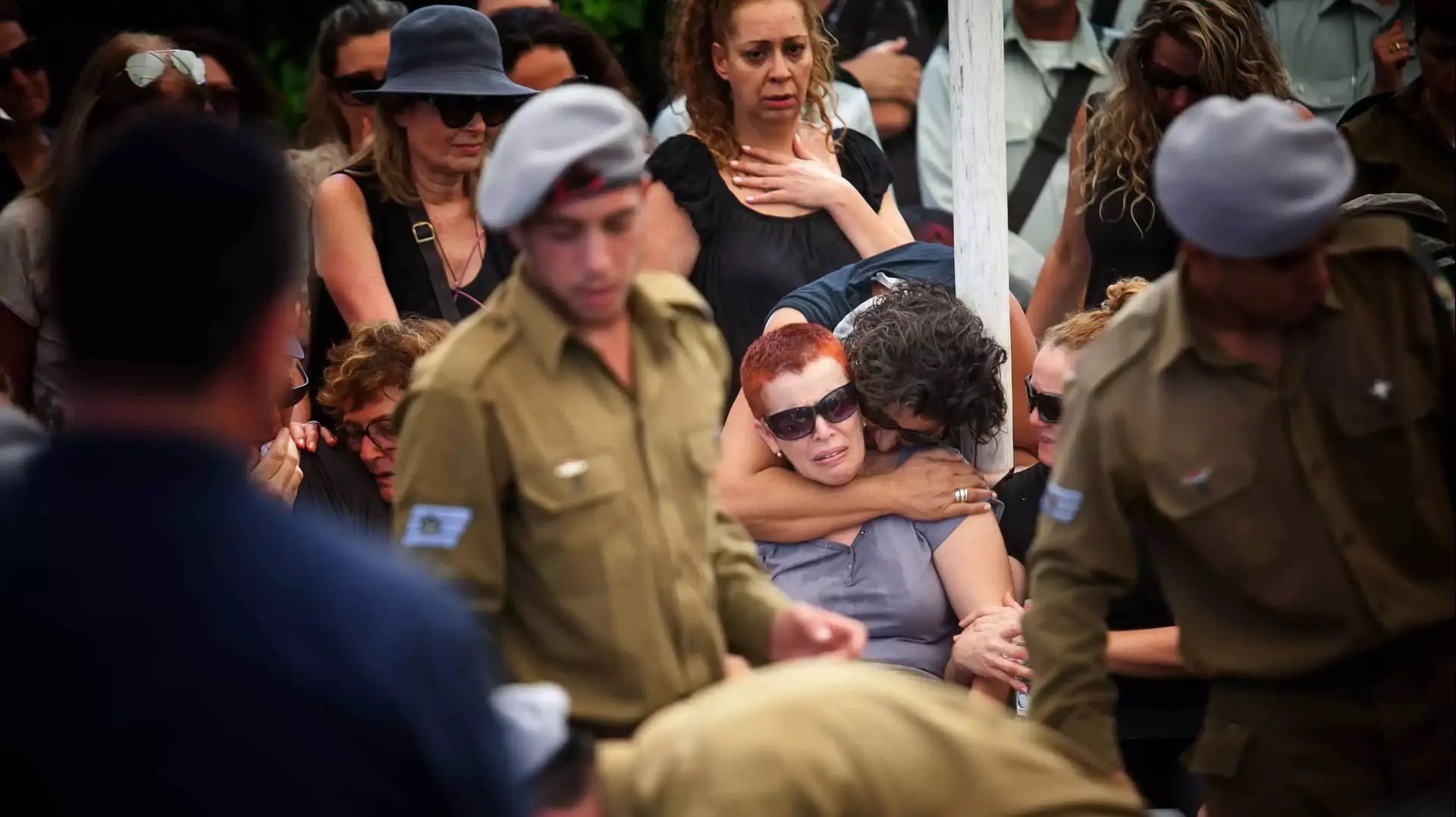 הלווייתו של סמל-ראשון עמית יאורי, שנפל במהלך מבצע צוק איתן, בבית העלמין הצבאי בהר הרצל, יולי 2014 הלווייתו של סמל-ראשון עמית יאורי, שנפל במהלך מבצע צוק איתן, בבית העלמין הצבאי בהר הרצל, יולי 2014