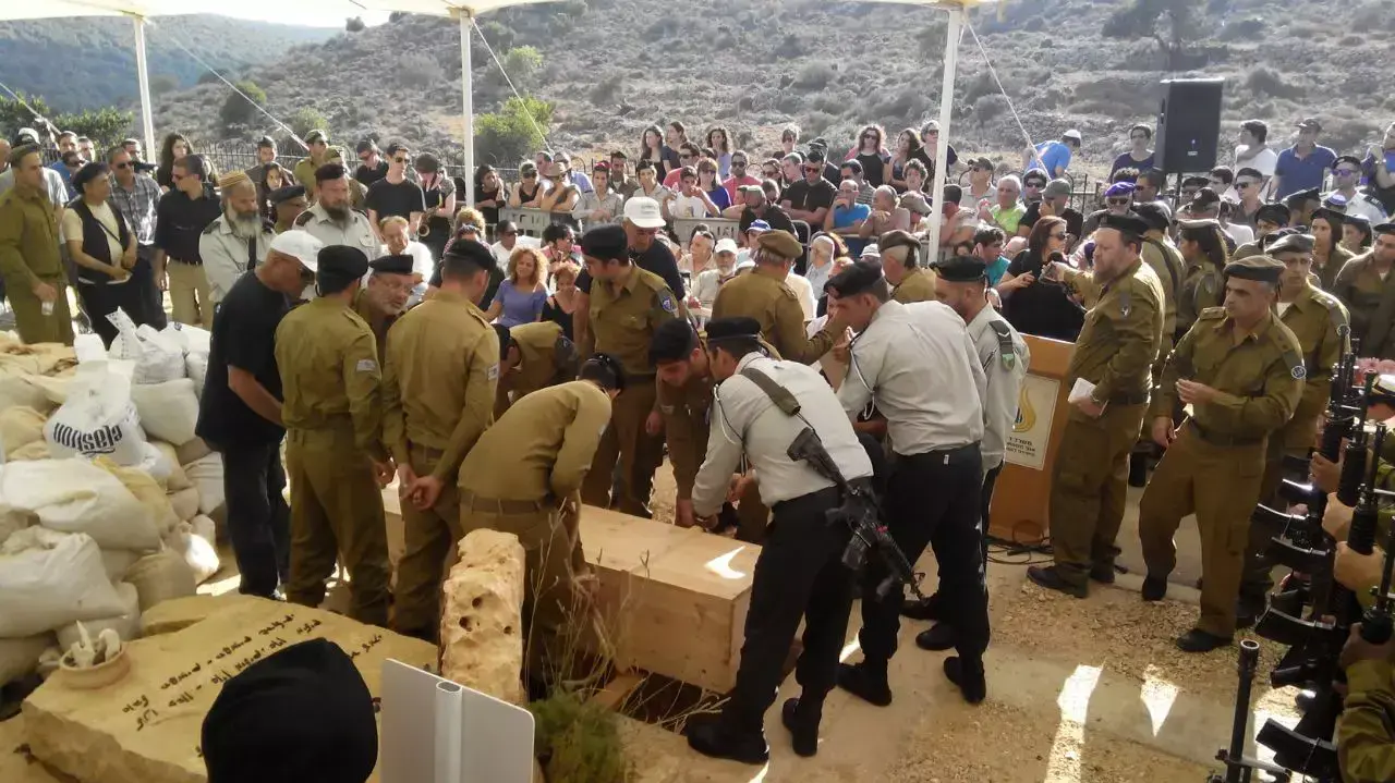 הלווייתו של סמל ראשון גיא לוי, שנפל במהלך מבצע צוק איתן, בכפר ורדים, יולי 2014 הלווייתו של סמל ראשון גיא לוי, שנפל במהלך מבצע צוק איתן, בכפר ורדים, יולי 2014