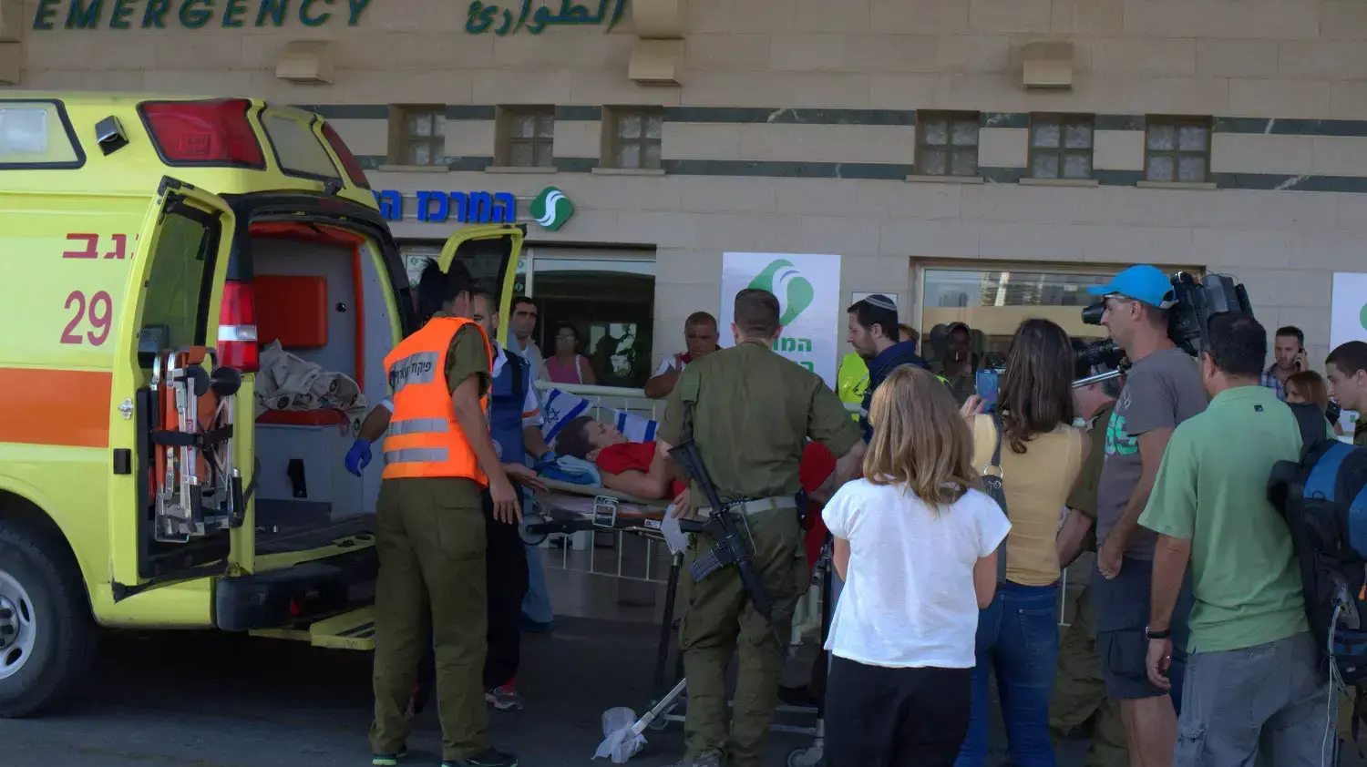 הפצועה מרסיסים של רקטה בשער הנגב מפונה לבית החולים סורוקה, יולי 2014 הפצועה מרסיסים של רקטה בשער הנגב מפונה לבית החולים סורוקה, יולי 2014