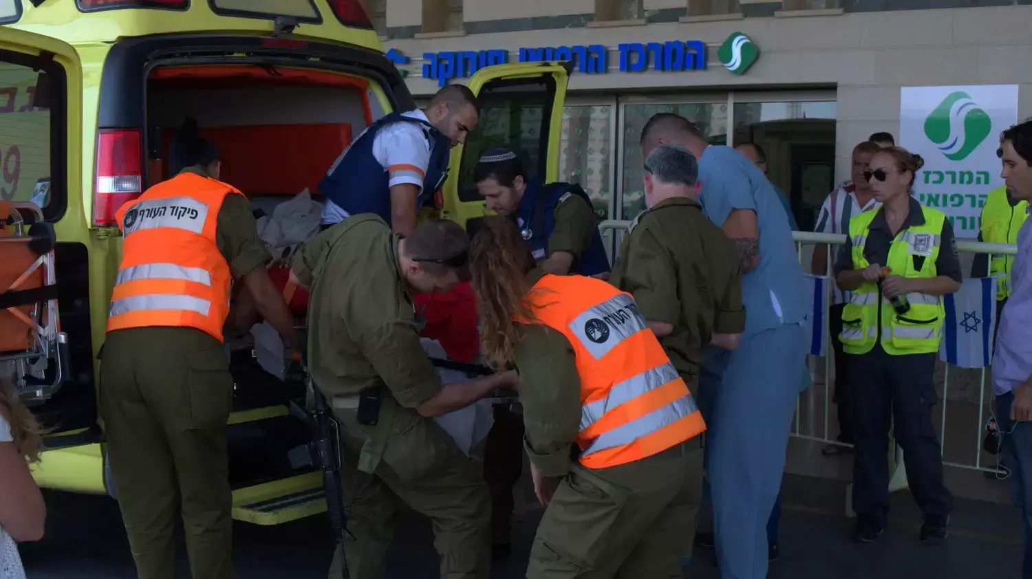 הפצועה מרסיסים של רקטה בשער הנגב מפונה לבית החולים סורוקה, יולי 2014 הפצועה מרסיסים של רקטה בשער הנגב מפונה לבית החולים סורוקה, יולי 2014