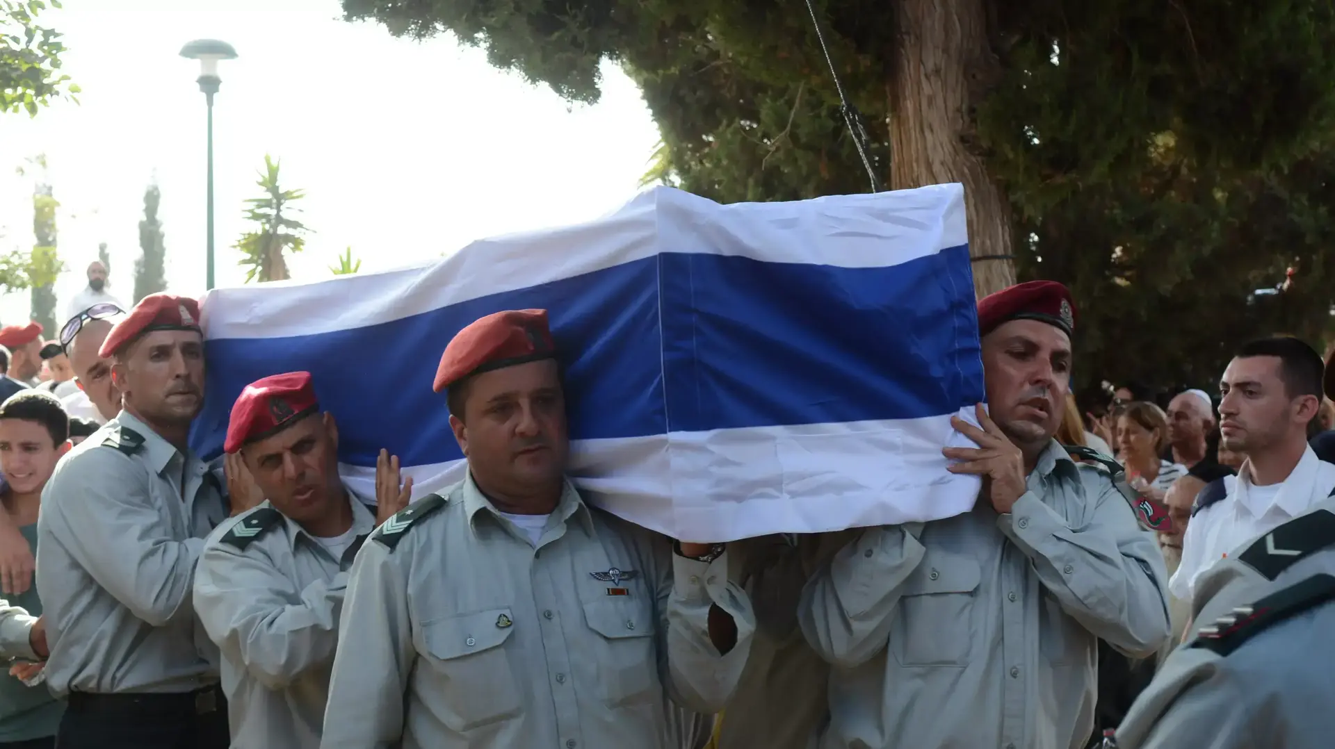 הלווייתו של רב נגד רמי כחלון, שנפל במהלך מבצע צוק איתן, בבית העלמין חדרה, יולי 2014 הלווייתו של רב נגד רמי כחלון, שנפל במהלך מבצע צוק איתן, בבית העלמין חדרה, יולי 2014
