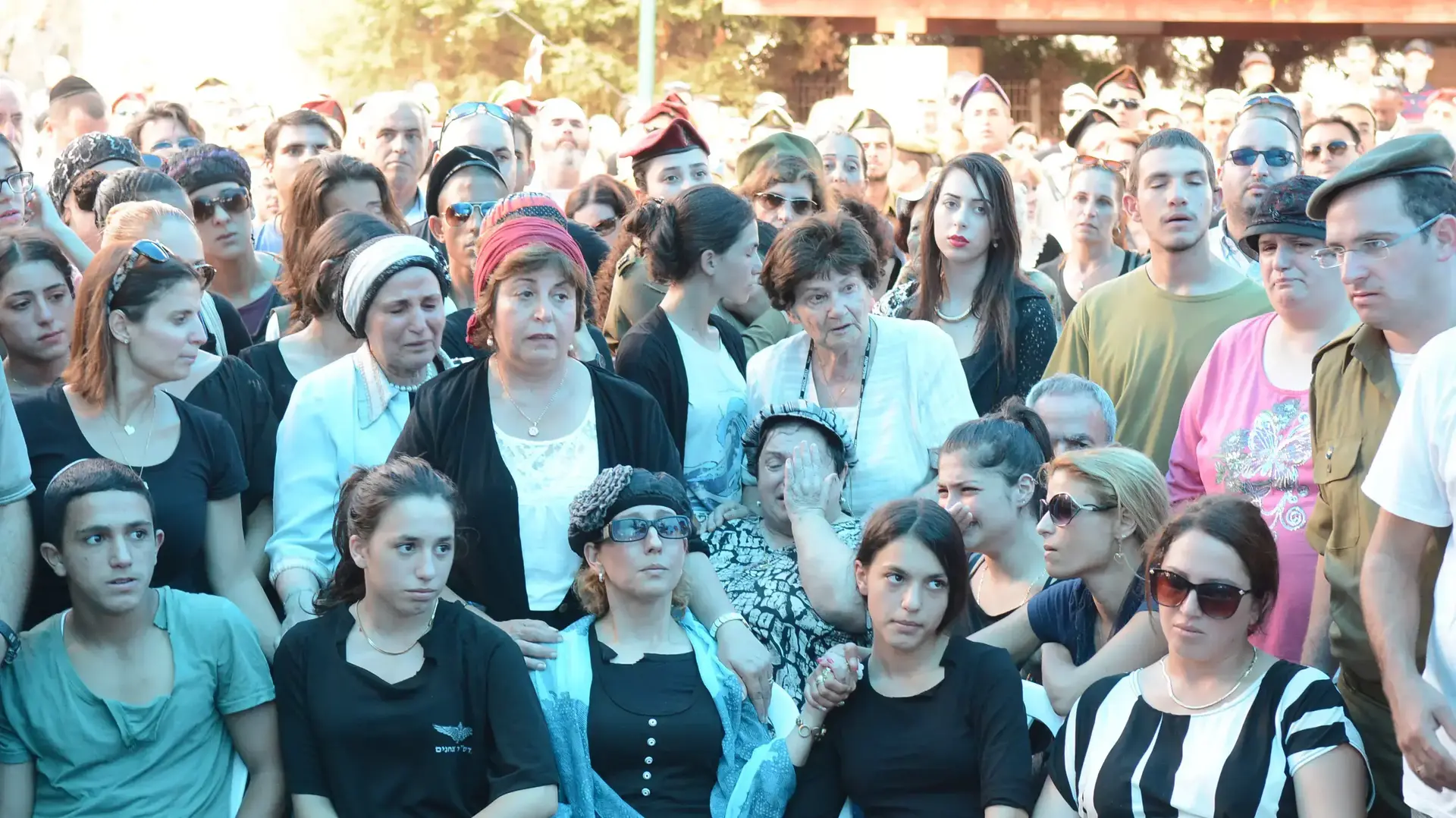 בני משפחת כחלון בהלווייתו של רב נגד רמי כחלון, שנפל במהלך מבצע צוק איתן, בבית העלמין חדרה, יולי 2014 בני משפחת כחלון בהלווייתו של רב נגד רמי כחלון, שנפל במהלך מבצע צוק איתן, בבית העלמין חדרה, יולי 2014