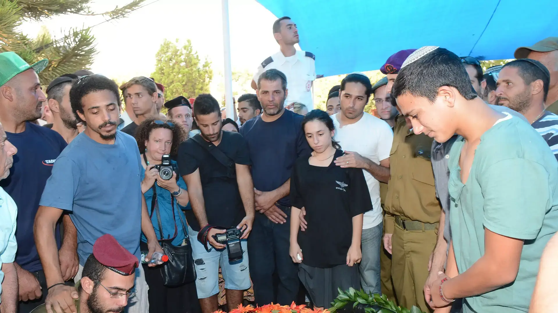 הלווייתו של רב נגד רמי כחלון, שנפל במהלך מבצע צוק איתן, בבית העלמין חדרה, יולי 2014 הלווייתו של רב נגד רמי כחלון, שנפל במהלך מבצע צוק איתן, בבית העלמין חדרה, יולי 2014