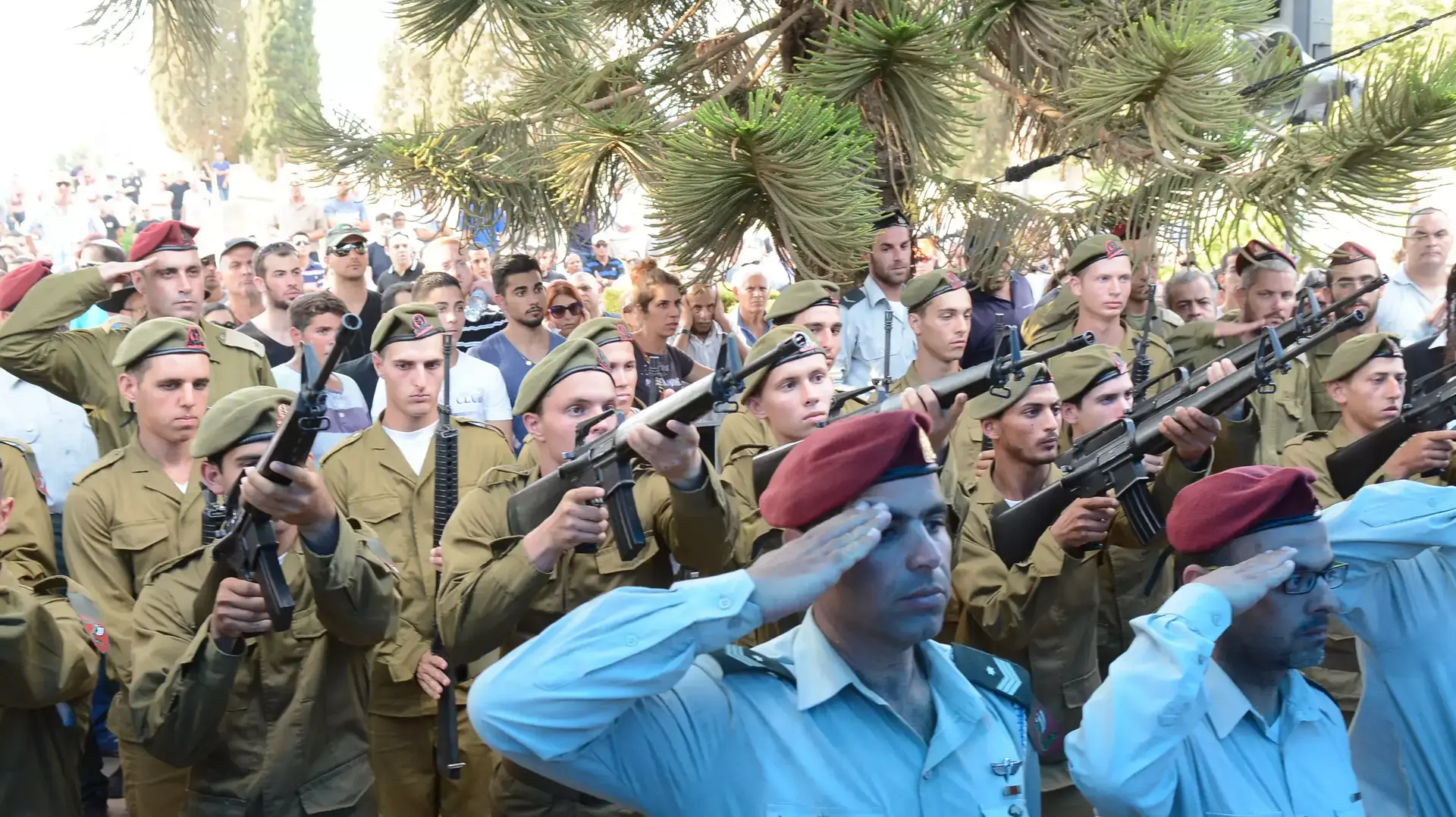 הלווייתו של רב נגד רמי כחלון, שנפל במהלך מבצע צוק איתן, בבית העלמין חדרה, יולי 2014 הלווייתו של רב נגד רמי כחלון, שנפל במהלך מבצע צוק איתן, בבית העלמין חדרה, יולי 2014