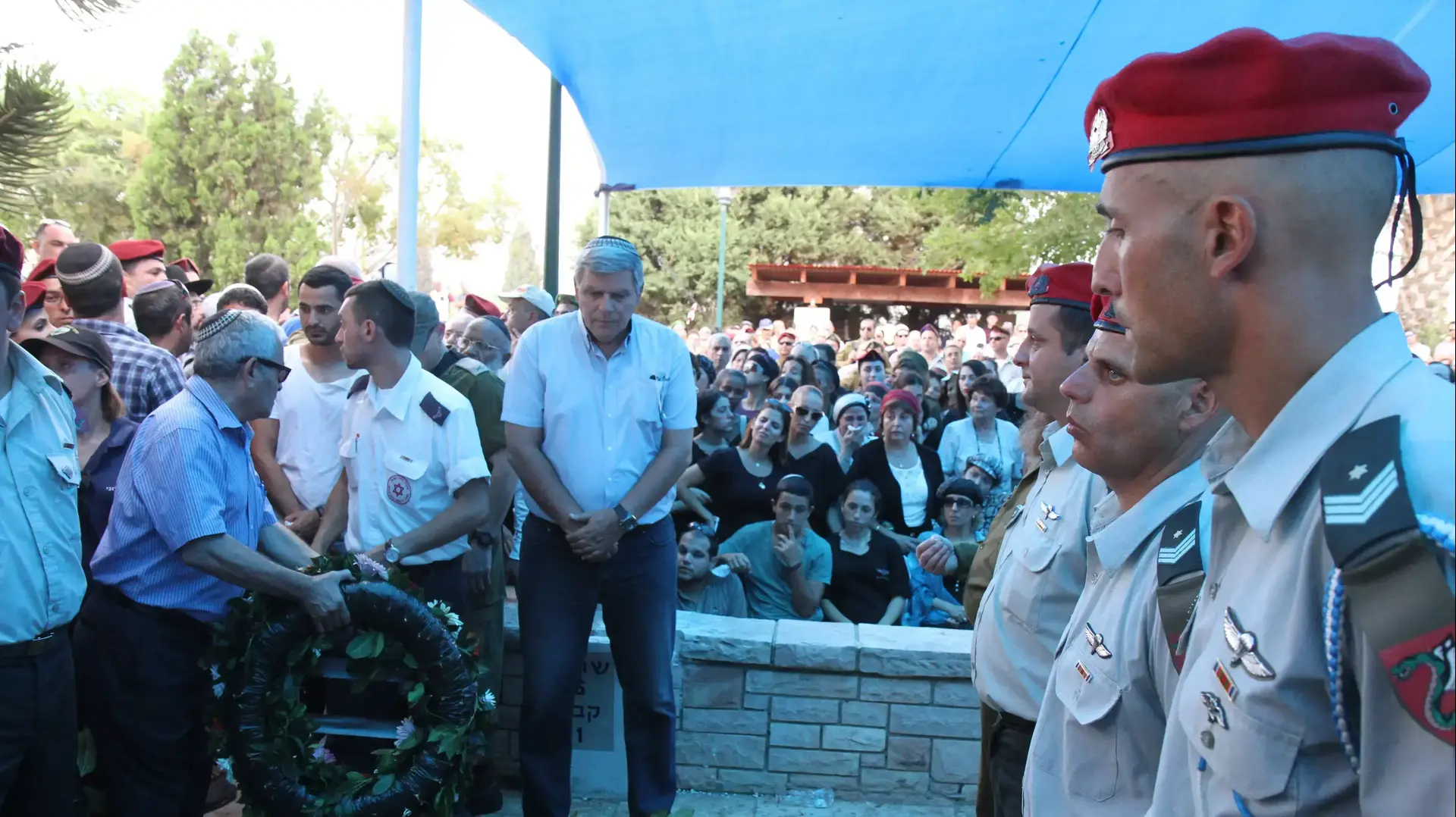 הלווייתו של רב נגד רמי כחלון, שנפל במהלך מבצע צוק איתן, בבית העלמין חדרה, יולי 2014 הלווייתו של רב נגד רמי כחלון, שנפל במהלך מבצע צוק איתן, בבית העלמין חדרה, יולי 2014