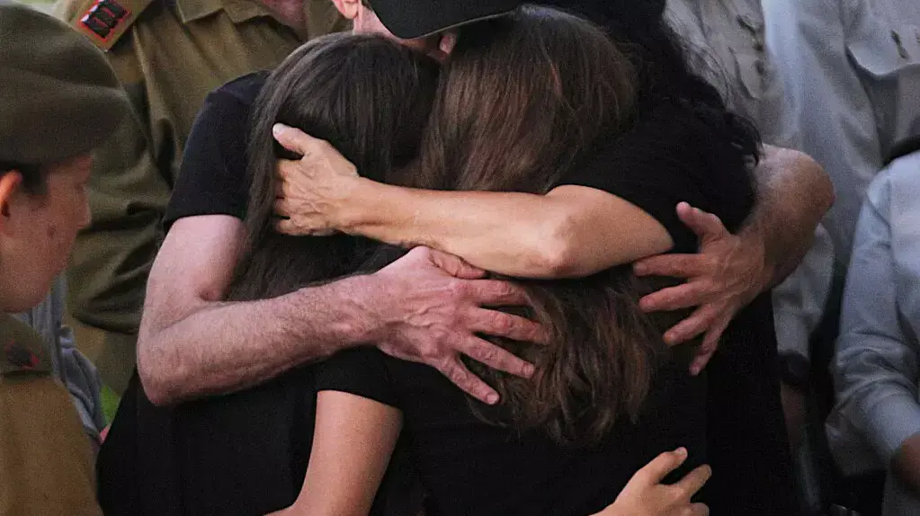 הלווייתו של סגן רועי פלס, שנפל במהלך מבצע צוק איתן, בבית העלמין קריית שאול בתל אביב, יולי 2014 הלווייתו של סגן רועי פלס, שנפל במהלך מבצע צוק איתן, בבית העלמין קריית שאול בתל אביב, יולי 2014