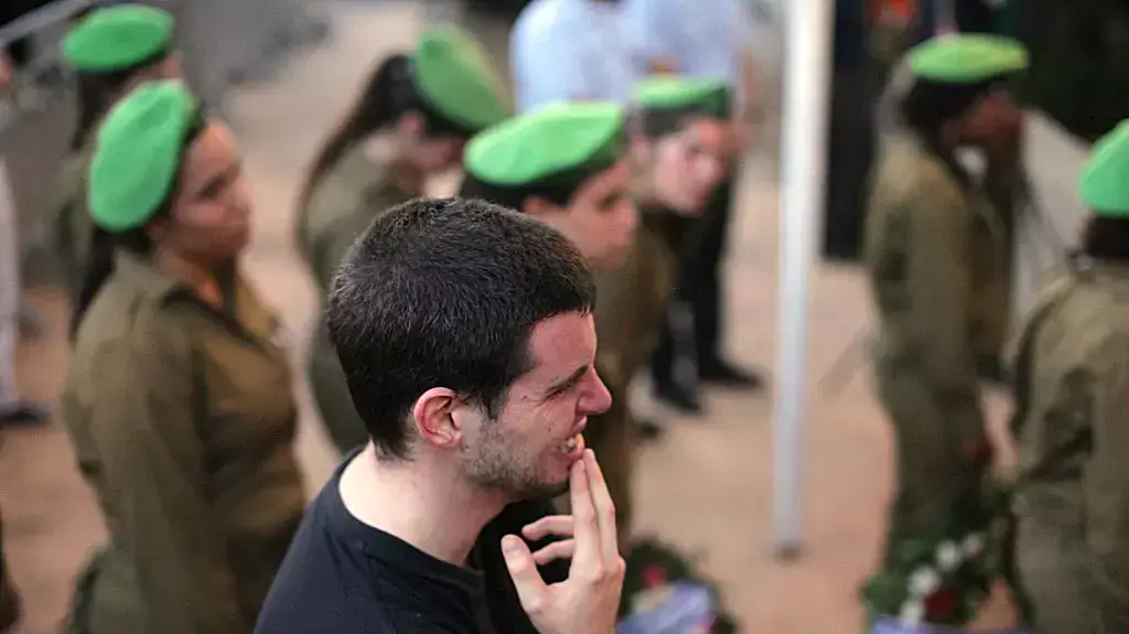 הלווייתו של סגן רועי פלס, שנפל במהלך מבצע צוק איתן, בבית העלמין קריית שאול בתל אביב, יולי 2014 הלווייתו של סגן רועי פלס, שנפל במהלך מבצע צוק איתן, בבית העלמין קריית שאול בתל אביב, יולי 2014
