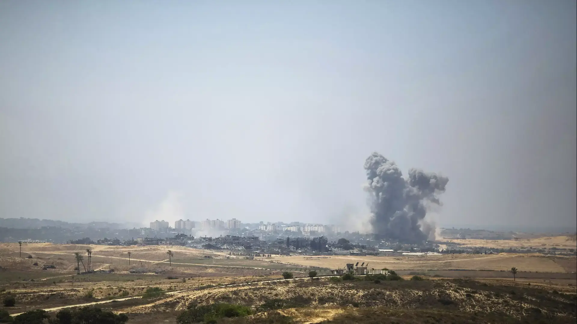 עשן מיתמר אחרי פיצוץ בצפון רצועת עזה. 27 ביולי 2014 עשן מיתמר אחרי פיצוץ בצפון רצועת עזה. 27 ביולי 2014