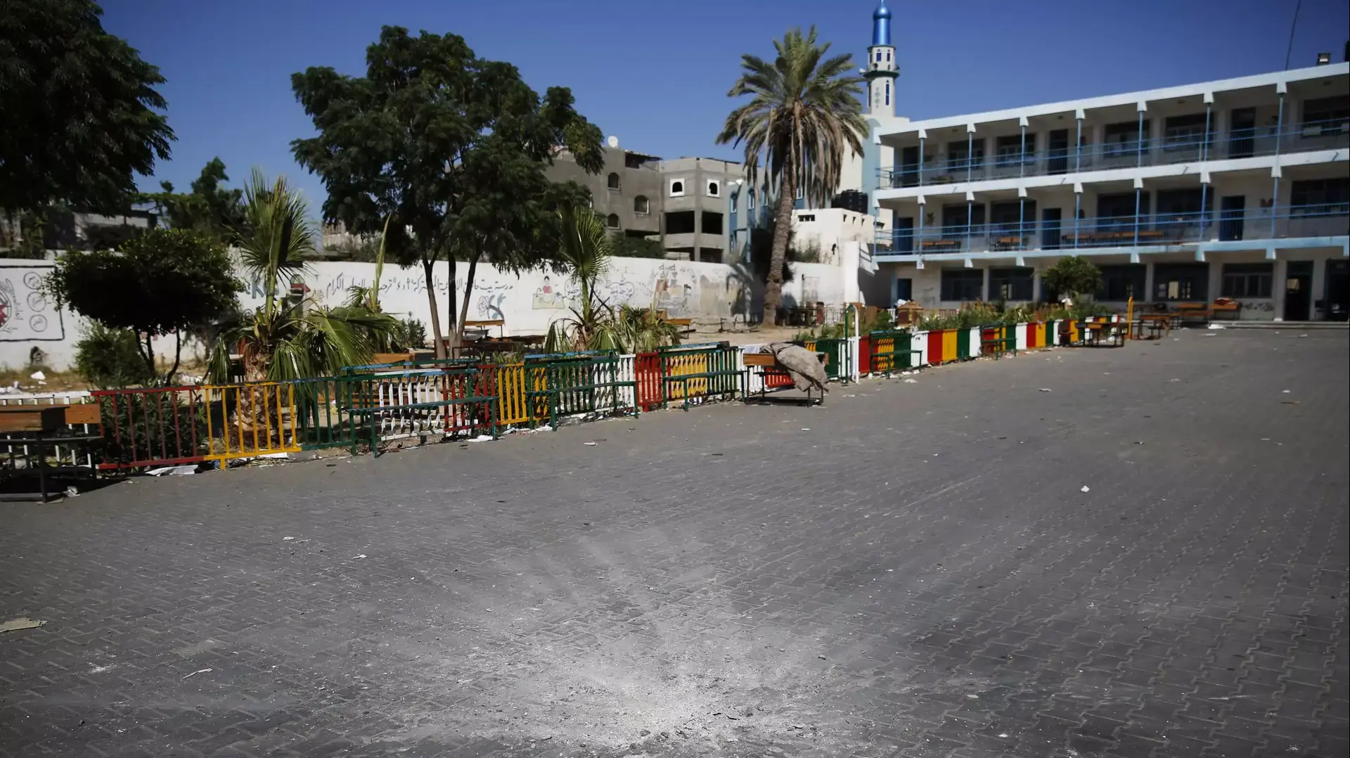 שיירי הפיצוץ בנקודת נפילת הפגז בחצר בית הספר של אונר"א בבית חאנון