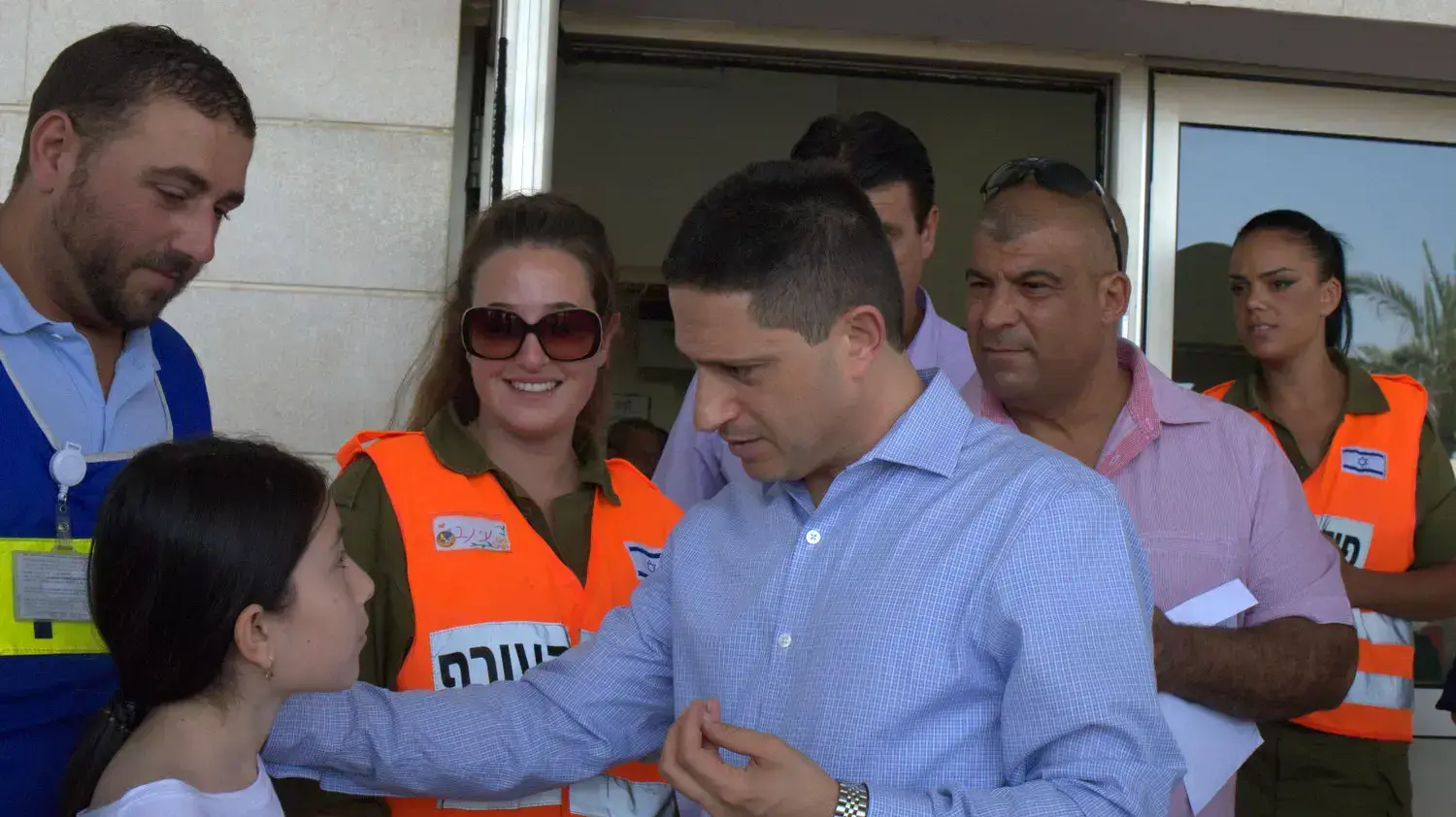 ראש העיר באר שבע, רוביק דנילוביץ', מבקר את חיילי צה"ל ומשפחותיהם בבית החולים סורוקה, יולי 2014 ראש העיר באר שבע, רוביק דנילוביץ', מבקר את חיילי צה"ל ומשפחותיהם בבית החולים סורוקה, יולי 2014