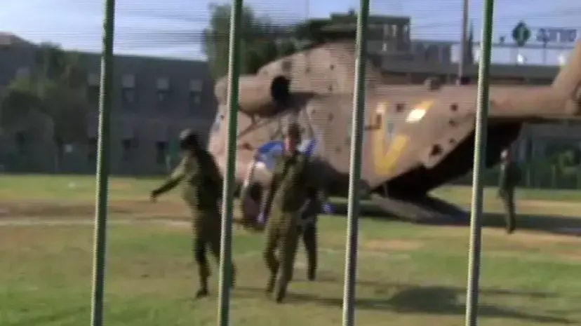 פצוע שמפונה לסורוקה ומנופף בדגל ישראל. יולי 2014