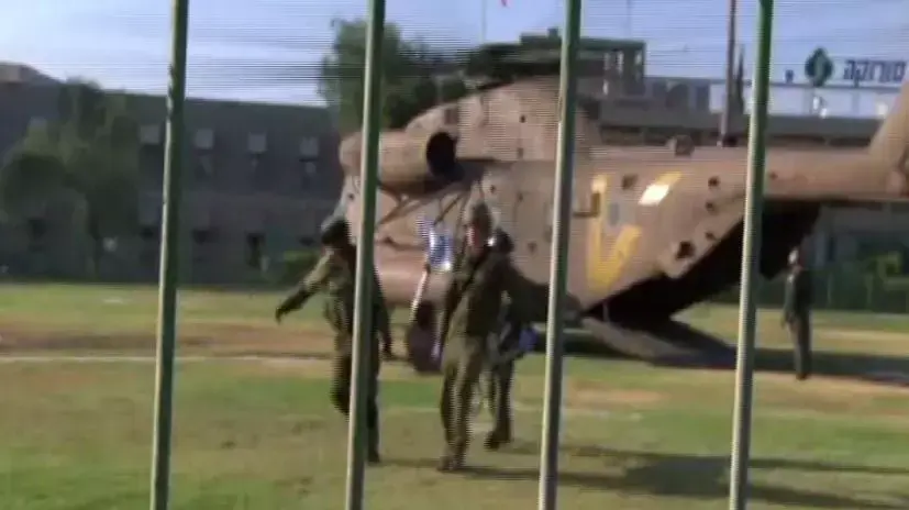 פצוע שמפונה לסורוקה ומנופף בדגל ישראל. יולי 2014 פצוע שמפונה לסורוקה ומנופף בדגל ישראל. יולי 2014