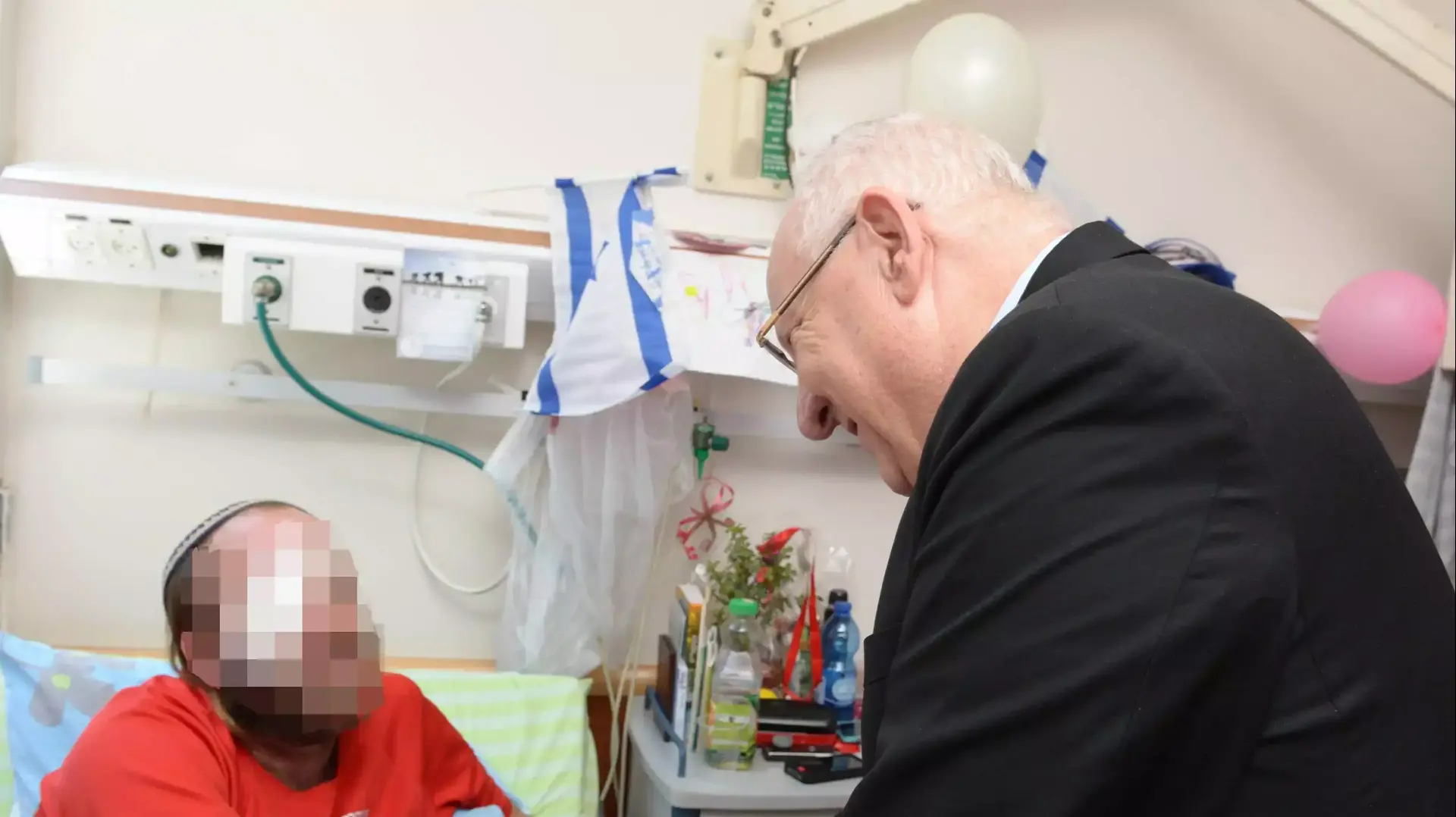 נשיא המדינה ראובן (רובי) ריבלין ביקר היום חיילים שנפצעו במהלך מבצע "צוק איתן" בבית החולים סורוקה וקיים ביקורי תנחומים אצל משפחות שכולות. יולי 2014 נשיא המדינה ראובן (רובי) ריבלין ביקר היום חיילים שנפצעו במהלך מבצע "צוק איתן" בבית החולים סורוקה וקיים ביקורי תנחומים אצל משפחות שכולות. יולי 2014