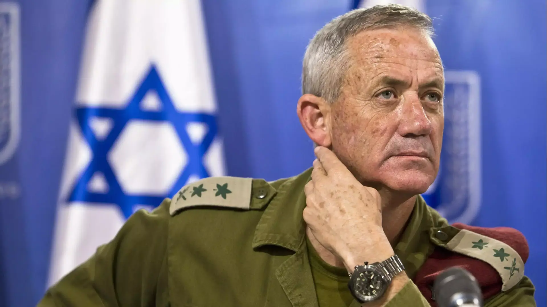 הרמטכ"ל בני גנץ בתדרוך בקריה, מבצע צוק איתן, יולי 2014 הרמטכ"ל בני גנץ בתדרוך בקריה, מבצע צוק איתן, יולי 2014