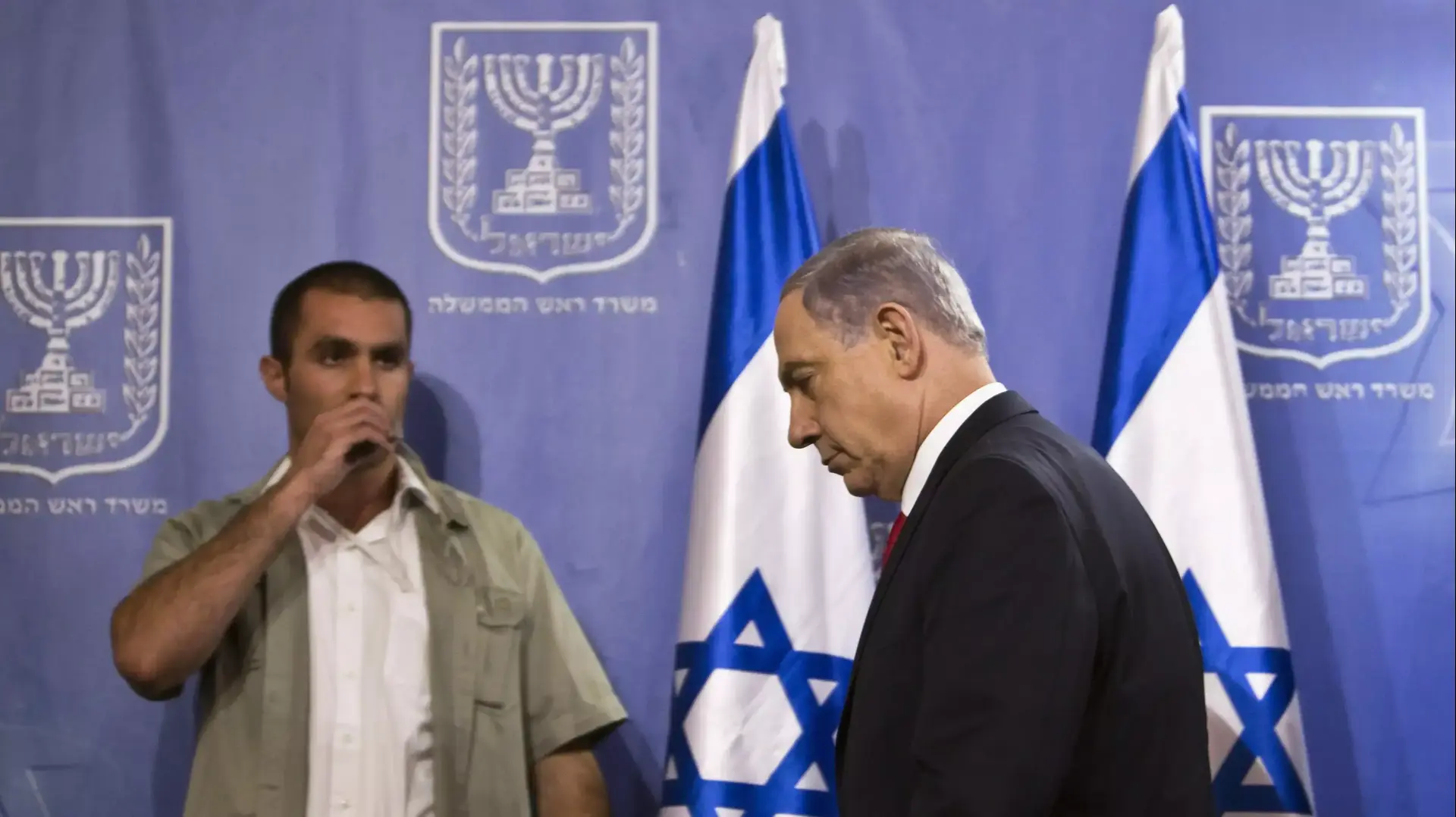 ראש הממשלה בנימין נתניהו במסיבת עיתונאים בקריה, מבצע צוק איתן, יולי 2014 ראש הממשלה בנימין נתניהו במסיבת עיתונאים בקריה, מבצע צוק איתן, יולי 2014