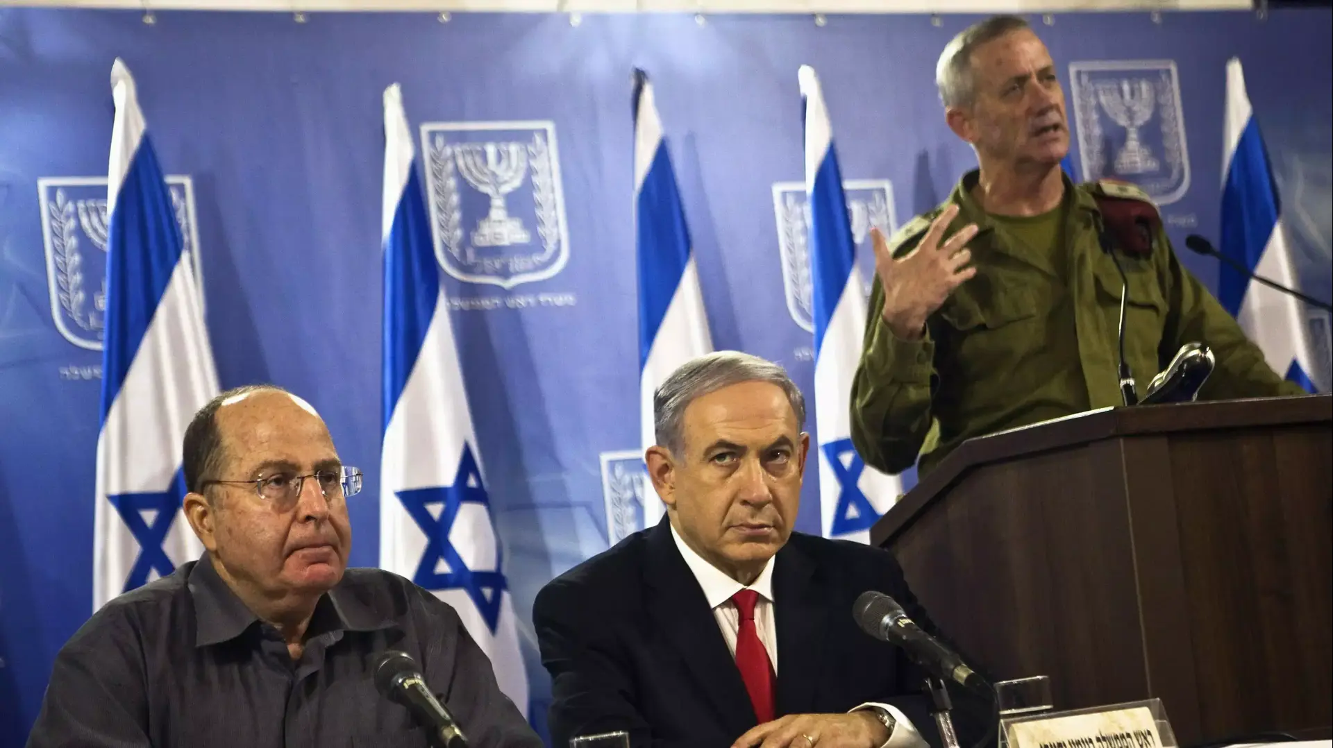 הרמטכ"ל בני גנץ, ראש הממשלה בנימין נתניהו ושר הביטחון משה בוגי יעלון במסיבת עיתונאים בקריה, מבצע צוק איתן, יולי 2014 הרמטכ"ל בני גנץ, ראש הממשלה בנימין נתניהו ושר הביטחון משה בוגי יעלון במסיבת עיתונאים בקריה, מבצע צוק איתן, יולי 2014