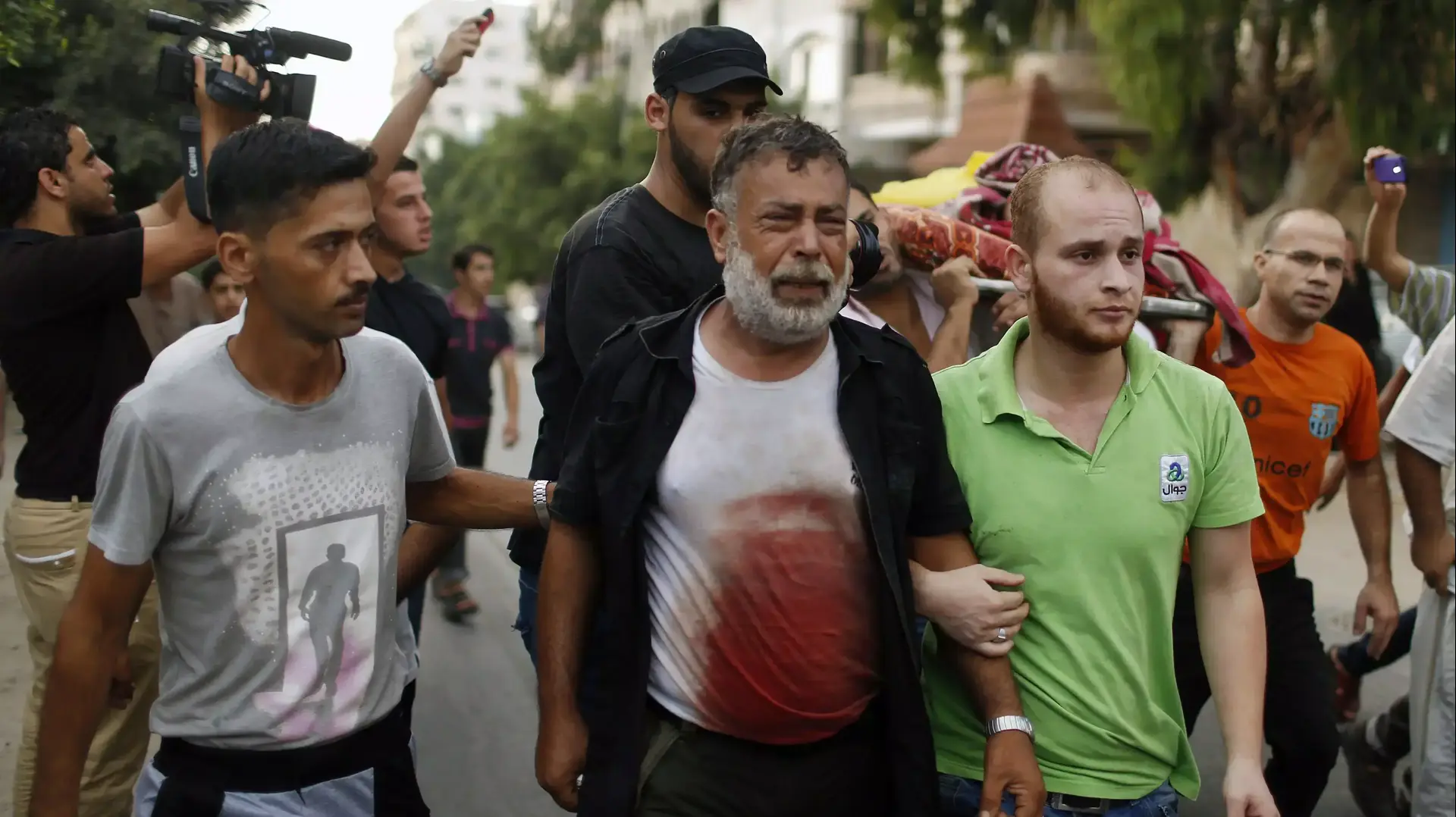 אב מתאבל על בנו שנהרג בפעולת צה"ל ברצועה אב מתאבל על בנו שנהרג בפעולת צה"ל ברצועה