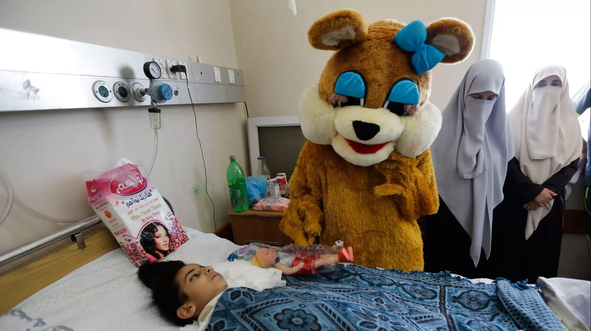 ילדה פלסטינית שנפצעה מרסיסים מאושפזת בבית החולים בעיר עזה 28 ביולי 2014 ילדה פלסטינית שנפצעה מרסיסים מאושפזת בבית החולים בעיר עזה 28 ביולי 2014