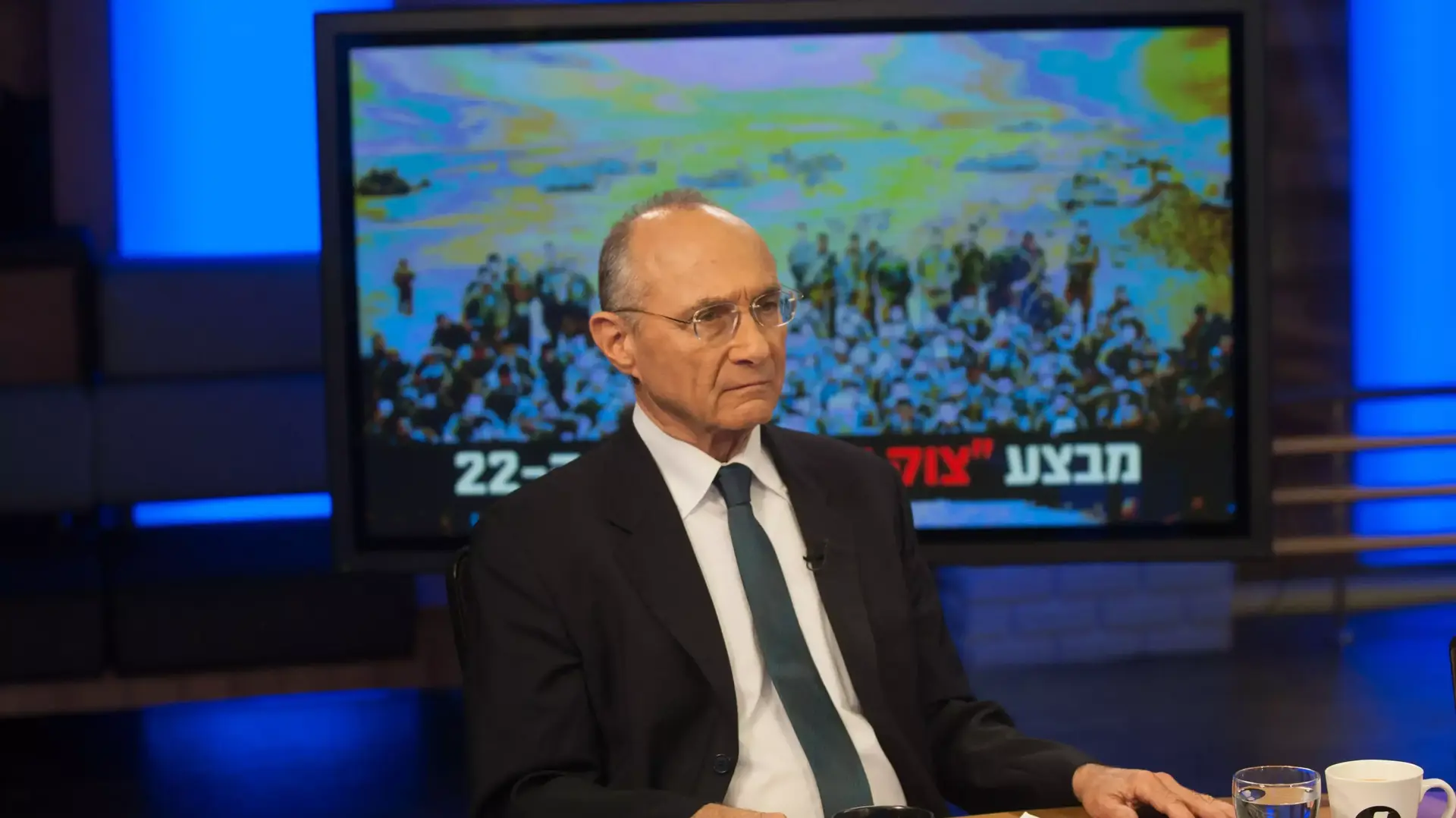 עוזי לנדאו באולפן וואלה! משדר מיוחד במהלך מבצע צוק איתן, יולי 2014 עוזי לנדאו באולפן וואלה! משדר מיוחד במהלך מבצע צוק איתן, יולי 2014