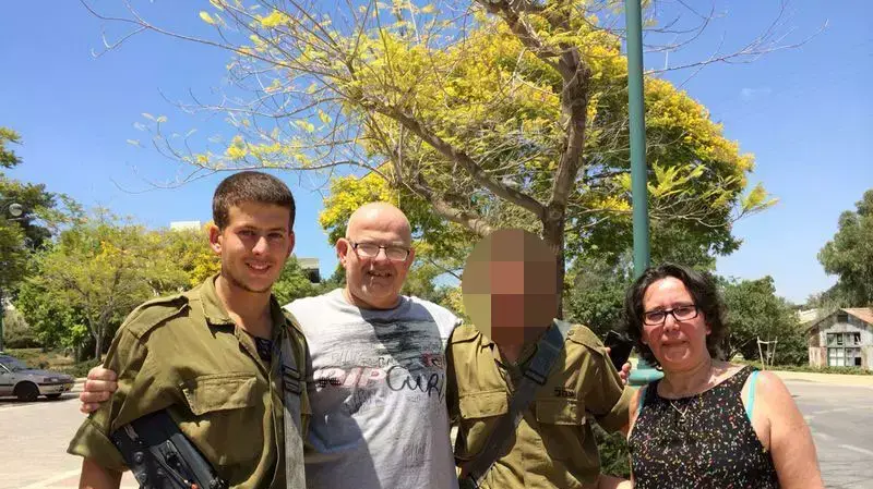 ארז שגיא (משמאל) עם הוריו בביקורם האחרון, יולי 2014 ארז שגיא (משמאל) עם הוריו בביקורם האחרון, יולי 2014