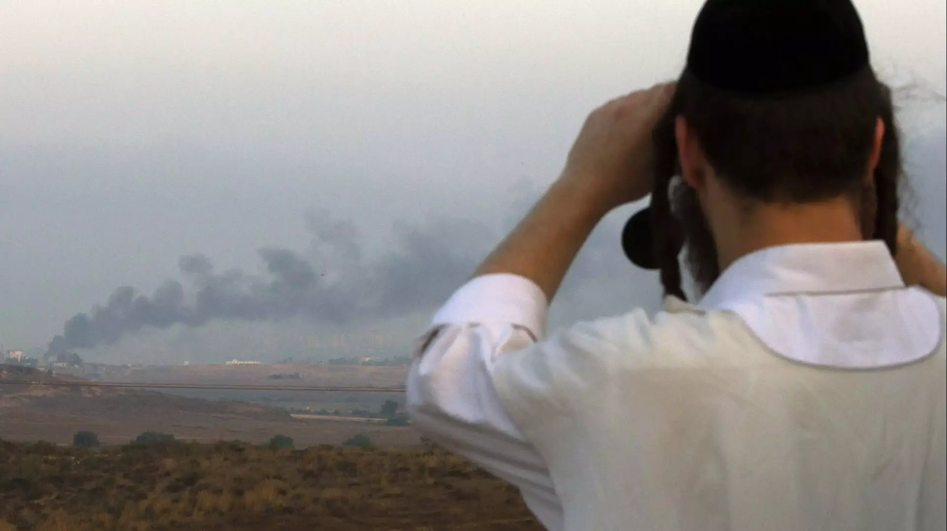תושב שדרות מביט לעבר רצועת עזה המופגזת 29 ביולי 2014 תושב שדרות מביט לעבר רצועת עזה המופגזת 29 ביולי 2014