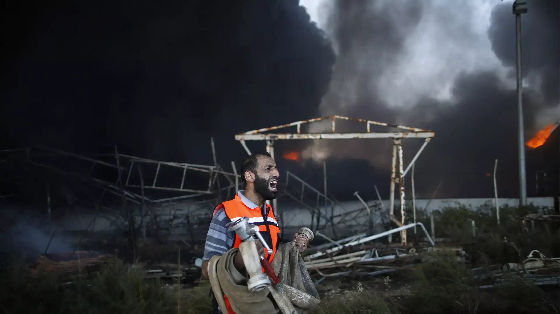דליקה במתחם תחנת הכוח של עזה 29 ביולי 2014 דליקה במתחם תחנת הכוח של עזה 29 ביולי 2014