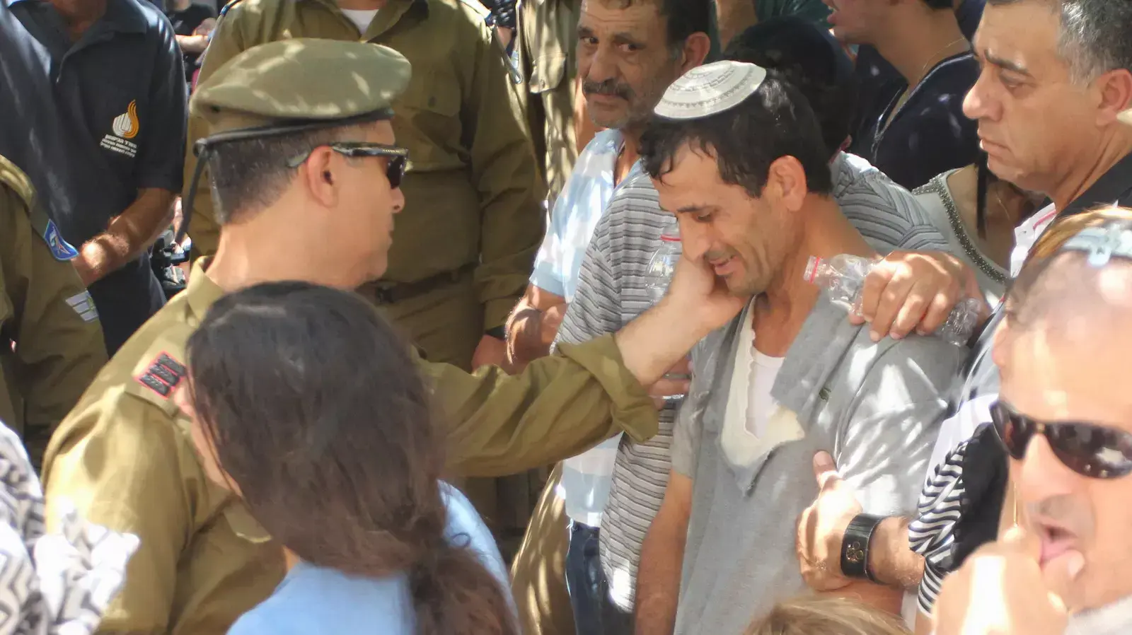 הלוויותו של סמל-ראשון אליאב כחלון, שנפל במהלך מבצע צוק איתן, בבית העלמין הצבאי בצפת, יולי 2014 הלוויותו של סמל-ראשון אליאב כחלון, שנפל במהלך מבצע צוק איתן, בבית העלמין הצבאי בצפת, יולי 2014