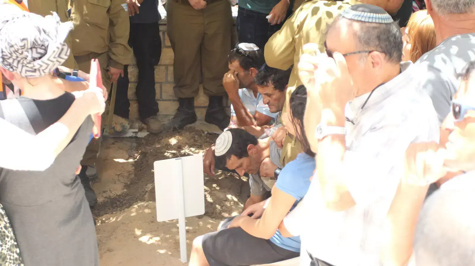 הלוויותו של סמל-ראשון אליאב כחלון, שנפל במהלך מבצע צוק איתן, בבית העלמין הצבאי בצפת, יולי 2014 הלוויותו של סמל-ראשון אליאב כחלון, שנפל במהלך מבצע צוק איתן, בבית העלמין הצבאי בצפת, יולי 2014