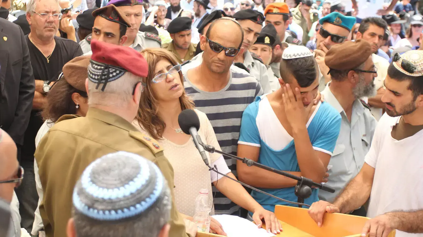 הלוויותו של סמל-ראשון אליאב כחלון, שנפל במהלך מבצע צוק איתן, בבית העלמין הצבאי בצפת, יולי 2014 הלוויותו של סמל-ראשון אליאב כחלון, שנפל במהלך מבצע צוק איתן, בבית העלמין הצבאי בצפת, יולי 2014
