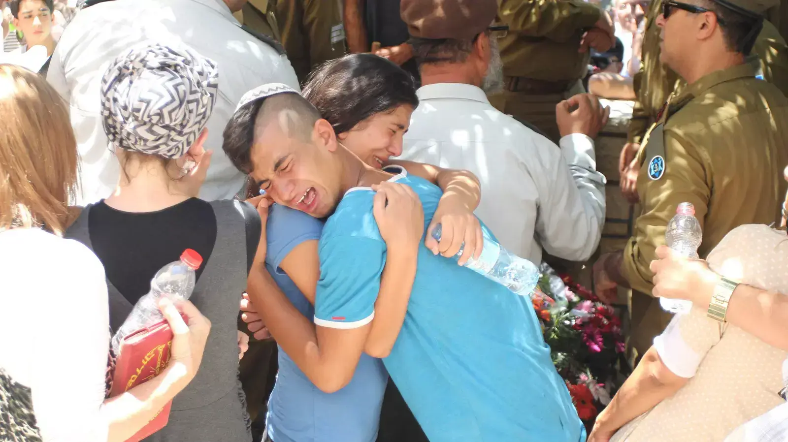 הלוויותו של סמל-ראשון אליאב כחלון, שנפל במהלך מבצע צוק איתן, בבית העלמין הצבאי בצפת, יולי 2014 הלוויותו של סמל-ראשון אליאב כחלון, שנפל במהלך מבצע צוק איתן, בבית העלמין הצבאי בצפת, יולי 2014