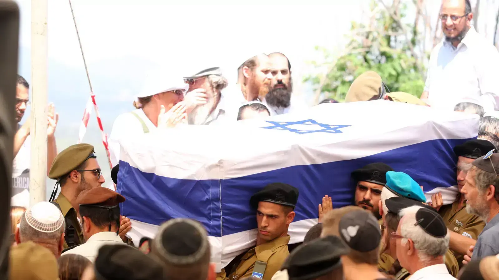 הלוויותו של סמל-ראשון אליאב כחלון, שנפל במהלך מבצע צוק איתן, בבית העלמין הצבאי בצפת, יולי 2014 הלוויותו של סמל-ראשון אליאב כחלון, שנפל במהלך מבצע צוק איתן, בבית העלמין הצבאי בצפת, יולי 2014