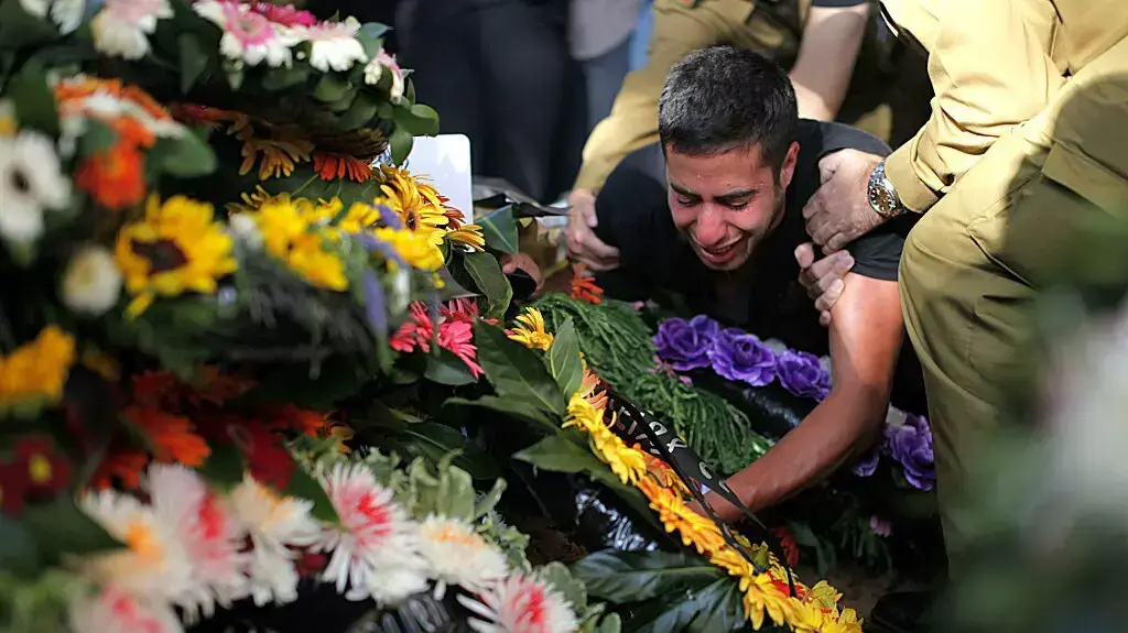 הלווייתו של סמל דניאל קדמי, בן 18 מצופים שנפל במבצע צוק איתן בעזה, בבית העלמין הצבאי בקרית שאול. יולי 2014 הלווייתו של סמל דניאל קדמי, בן 18 מצופים שנפל במבצע צוק איתן בעזה, בבית העלמין הצבאי בקרית שאול. יולי 2014