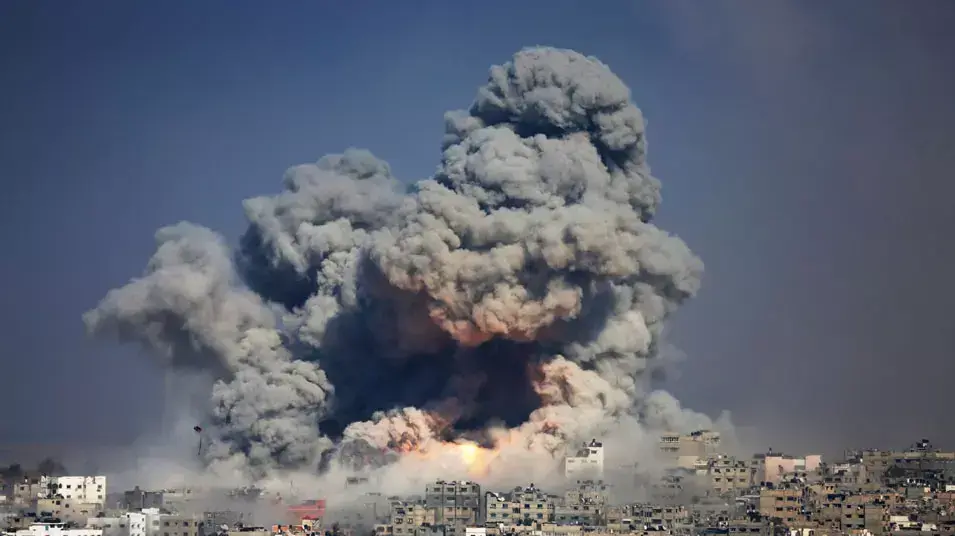 פטריית עשן מעל העיר עזה, מבצע צוק איתן, יולי 2014 פטריית עשן מעל העיר עזה, מבצע צוק איתן, יולי 2014