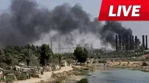 הוריה של אחת מקורבנות טיסת מלזיה אירליינס יושבים על פיסה מהמטוס שהופל במזרח אוקראינה יולי 2014 הוריה של אחת מקורבנות טיסת מלזיה אירליינס יושבים על פיסה מהמטוס שהופל במזרח אוקראינה יולי 2014