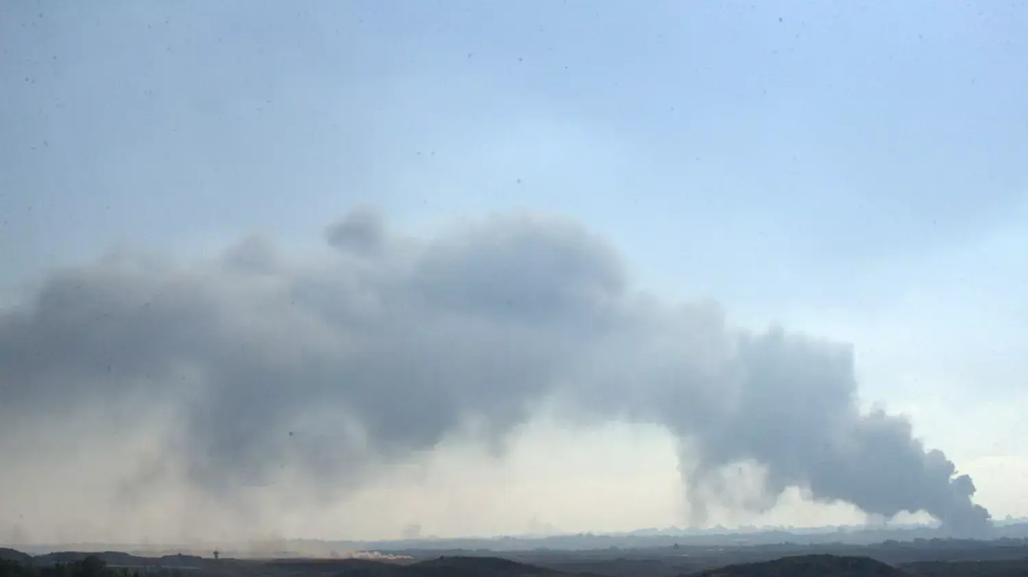 עשן מיתמר אחרי הפצצה ברצועה כפי שנראה מישראל עשן מיתמר אחרי הפצצה ברצועה כפי שנראה מישראל