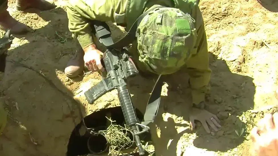 תיעוד: כוח צנחנים מאתר פיר מנהרה ומשגרים מוטמנים תיעוד: כוח צנחנים מאתר פיר מנהרה ומשגרים מוטמנים