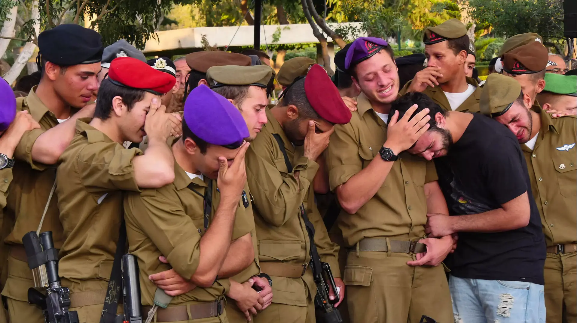 הלווייתו של סמל ארז שגיא שנפל במבצע צוק איתן בעזה, בית העלמין הצבאי בחיפה. יולי 2014 הלווייתו של סמל ארז שגיא שנפל במבצע צוק איתן בעזה, בית העלמין הצבאי בחיפה. יולי 2014