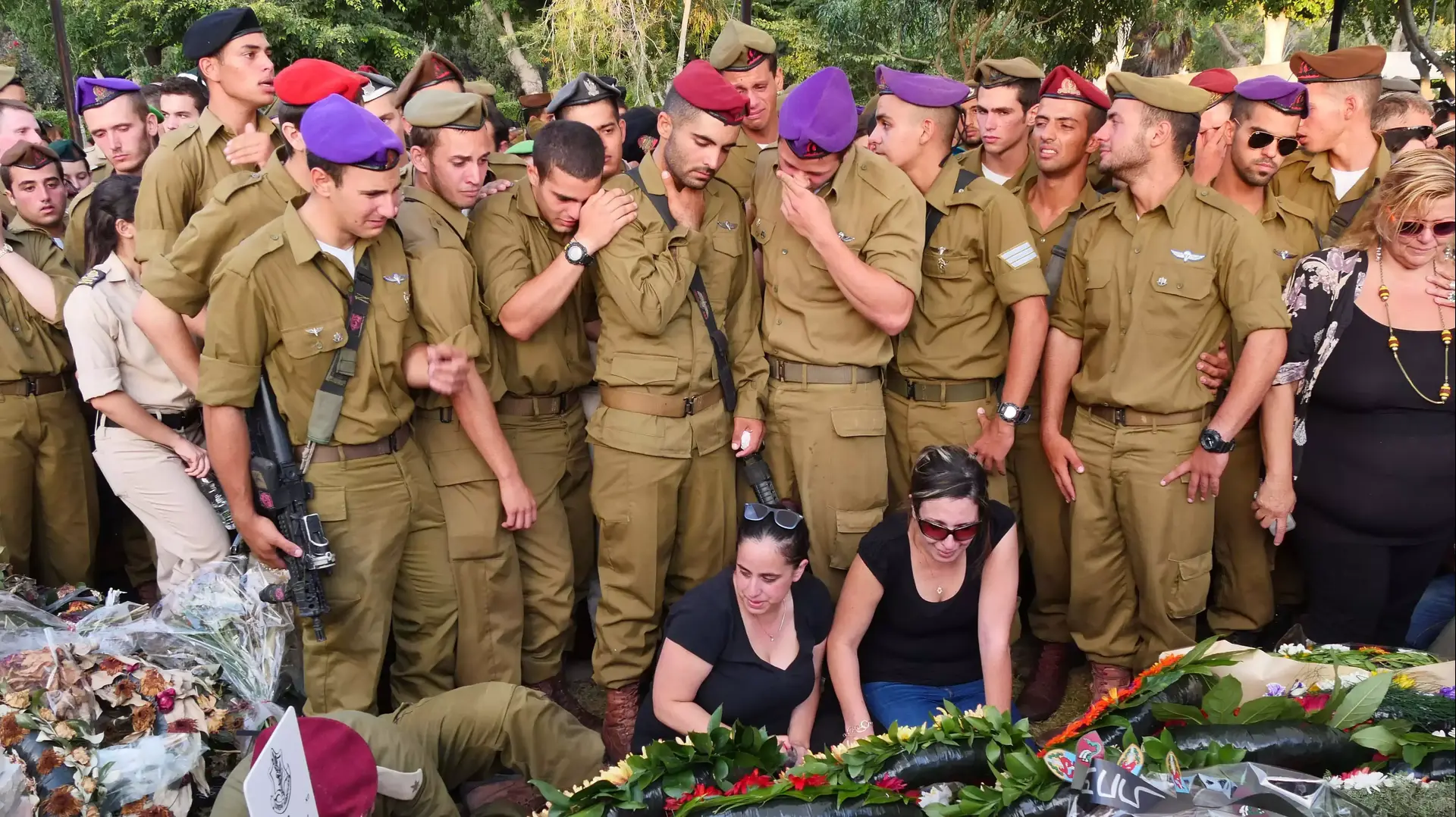הלווייתו של סמל ארז שגיא שנפל במבצע צוק איתן בעזה, בית העלמין הצבאי בחיפה. יולי 2014 הלווייתו של סמל ארז שגיא שנפל במבצע צוק איתן בעזה, בית העלמין הצבאי בחיפה. יולי 2014
