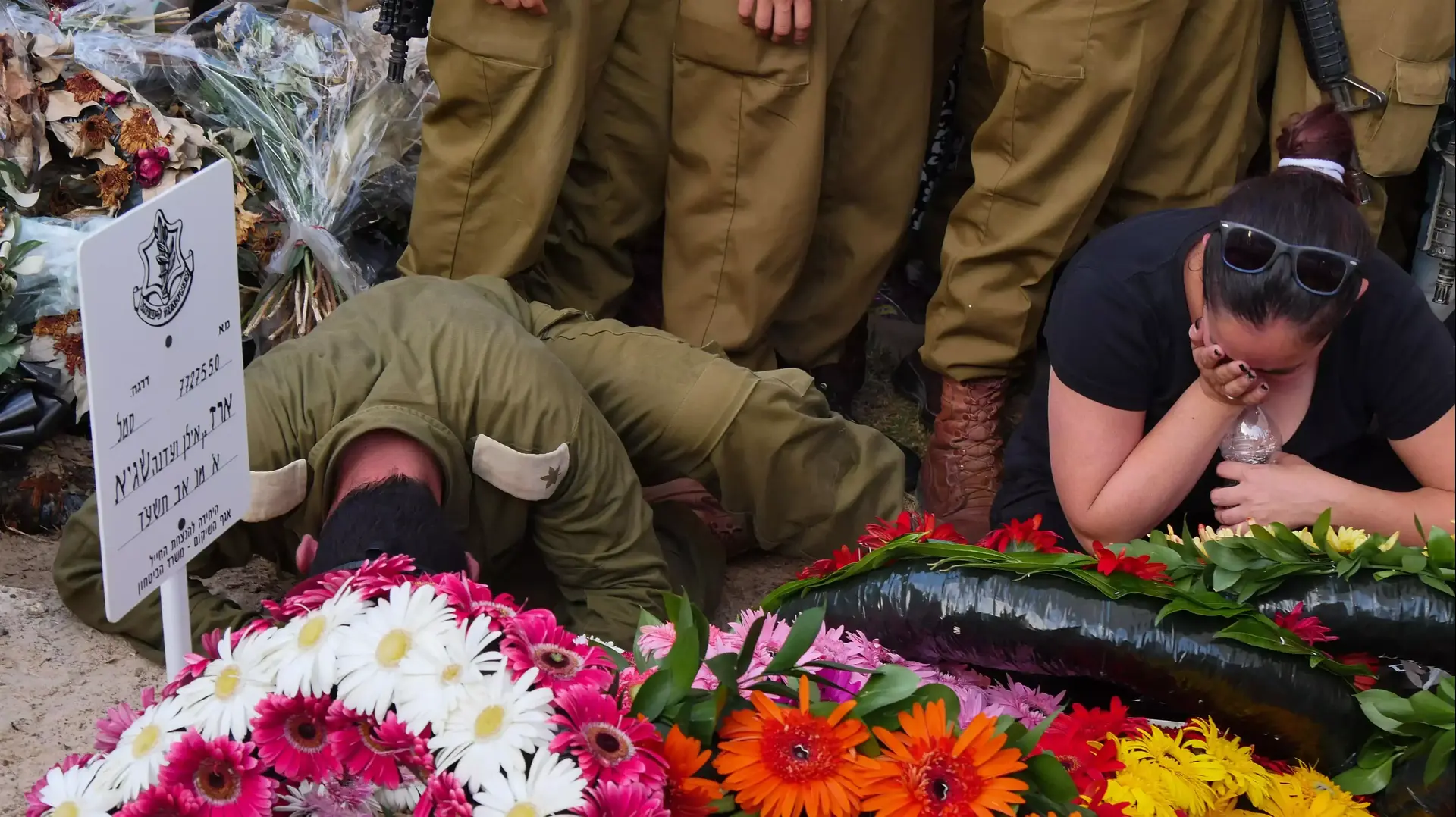 הלווייתו של סמל ארז שגיא שנפל במבצע צוק איתן בעזה, בית העלמין הצבאי בחיפה. יולי 2014 הלווייתו של סמל ארז שגיא שנפל במבצע צוק איתן בעזה, בית העלמין הצבאי בחיפה. יולי 2014