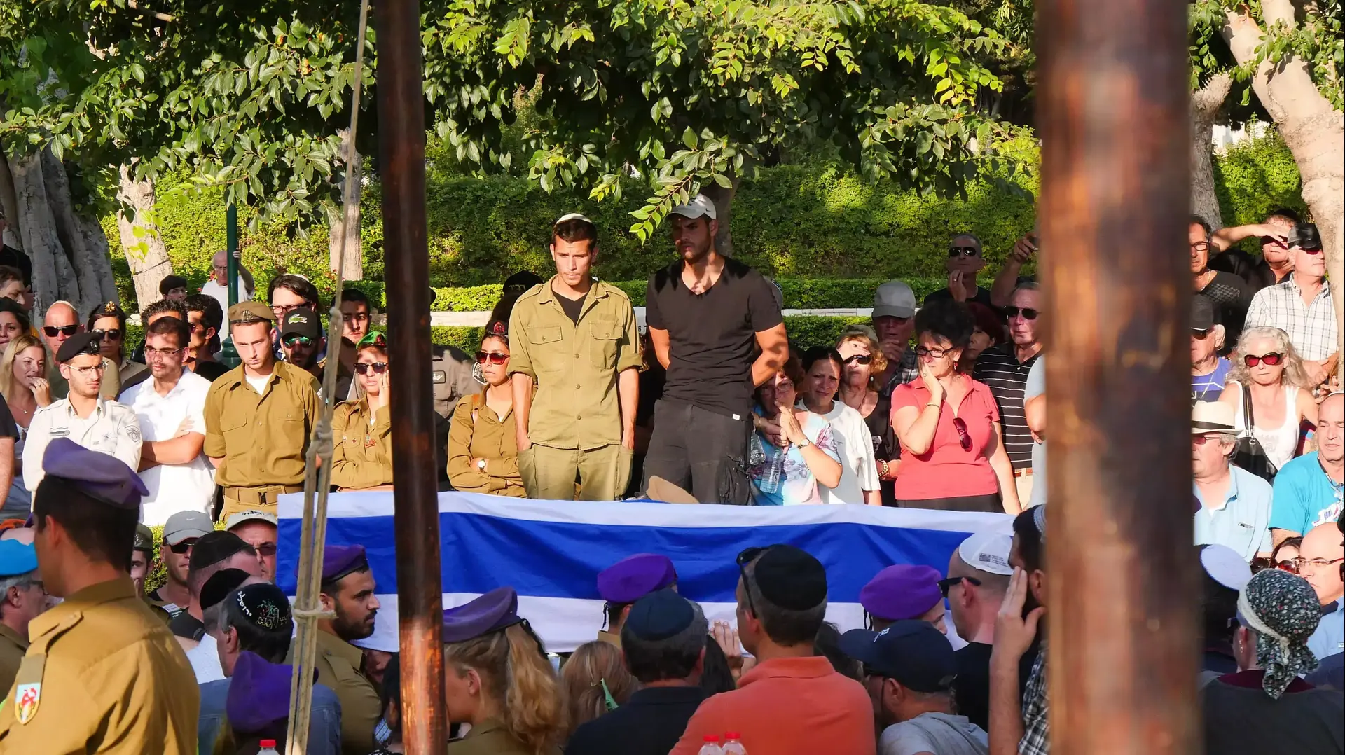 הלווייתו של סמל ארז שגיא שנפל במבצע צוק איתן בעזה, בית העלמין הצבאי בחיפה. יולי 2014 הלווייתו של סמל ארז שגיא שנפל במבצע צוק איתן בעזה, בית העלמין הצבאי בחיפה. יולי 2014