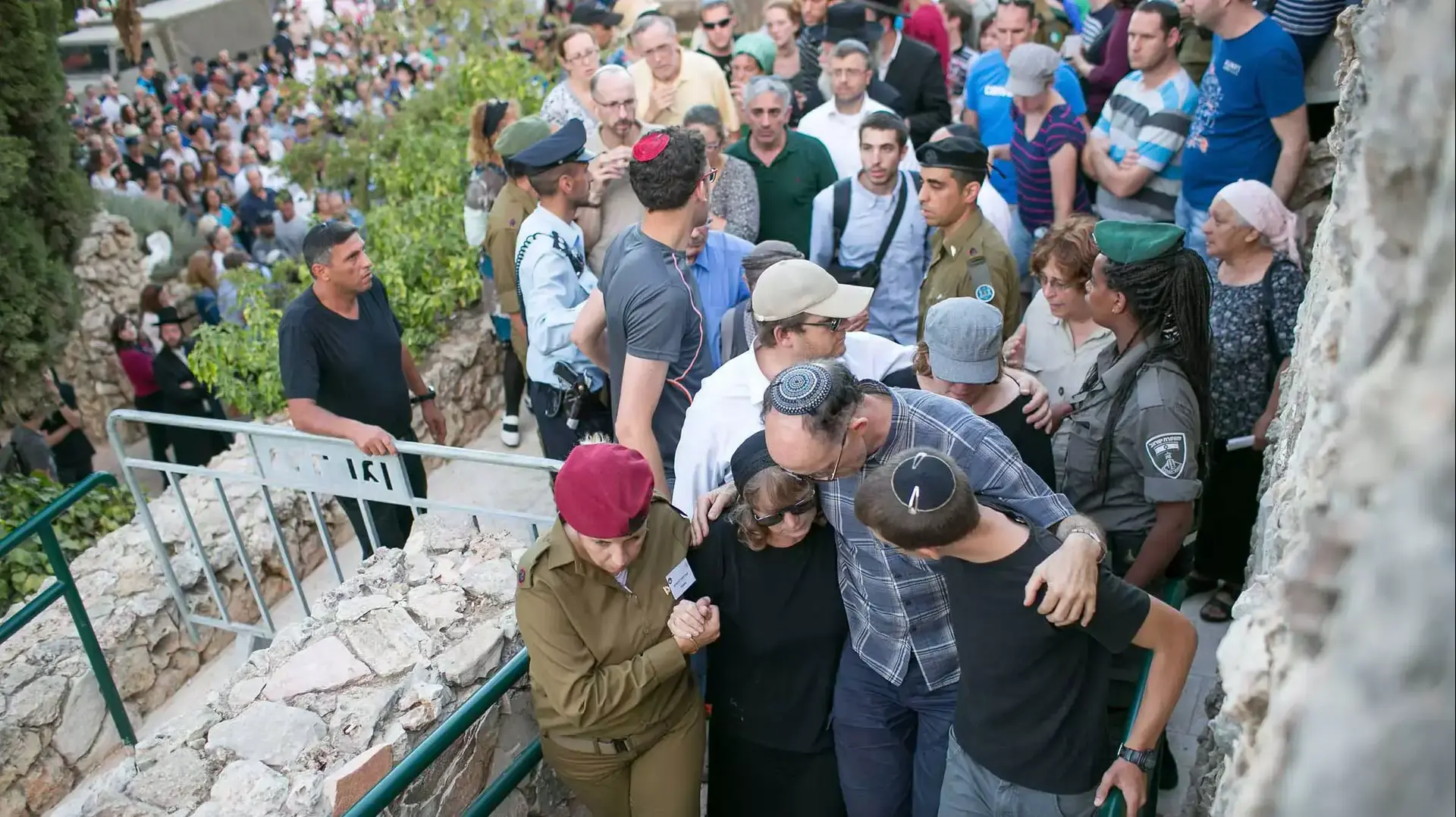 הלווייתו של ברקאי שור שנפל במבצע צוק איתן בעזה, בחלקה הצבאית הר הרצל. יולי 2014