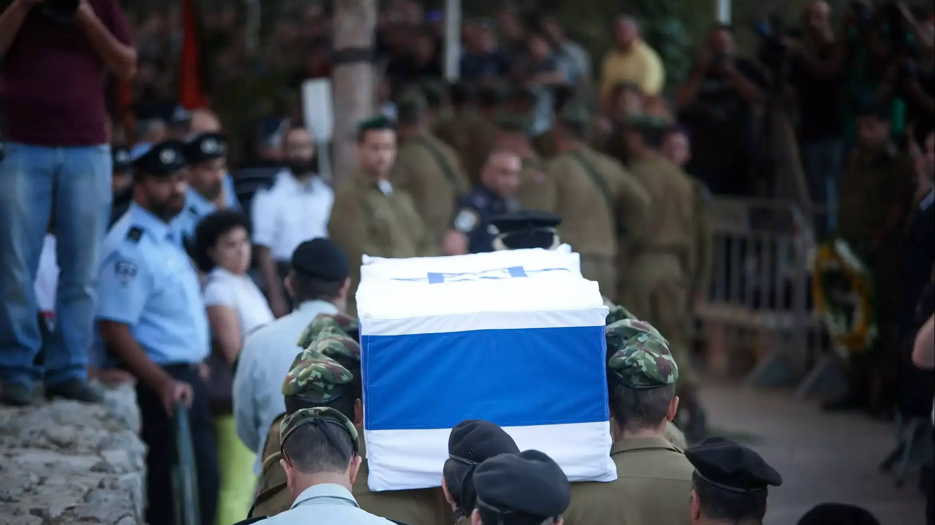 הלווייתו של ברקאי שור שנפל במבצע צוק איתן בעזה, בחלקה הצבאית הר הרצל. יולי 2014 הלווייתו של ברקאי שור שנפל במבצע צוק איתן בעזה, בחלקה הצבאית הר הרצל. יולי 2014