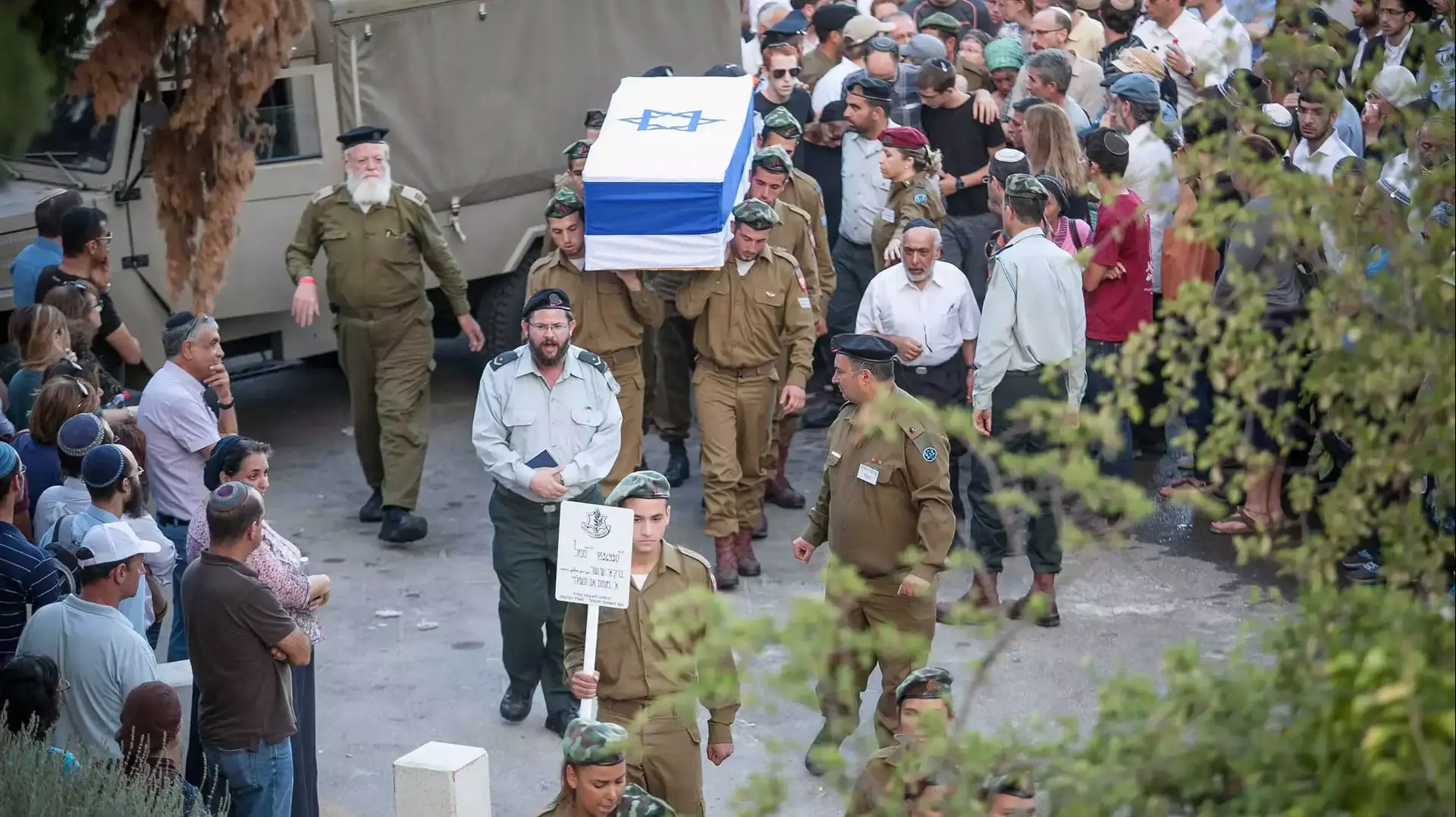 הלווייתו של ברקאי שור שנפל במבצע צוק איתן בעזה, בחלקה הצבאית הר הרצל. יולי 2014 הלווייתו של ברקאי שור שנפל במבצע צוק איתן בעזה, בחלקה הצבאית הר הרצל. יולי 2014