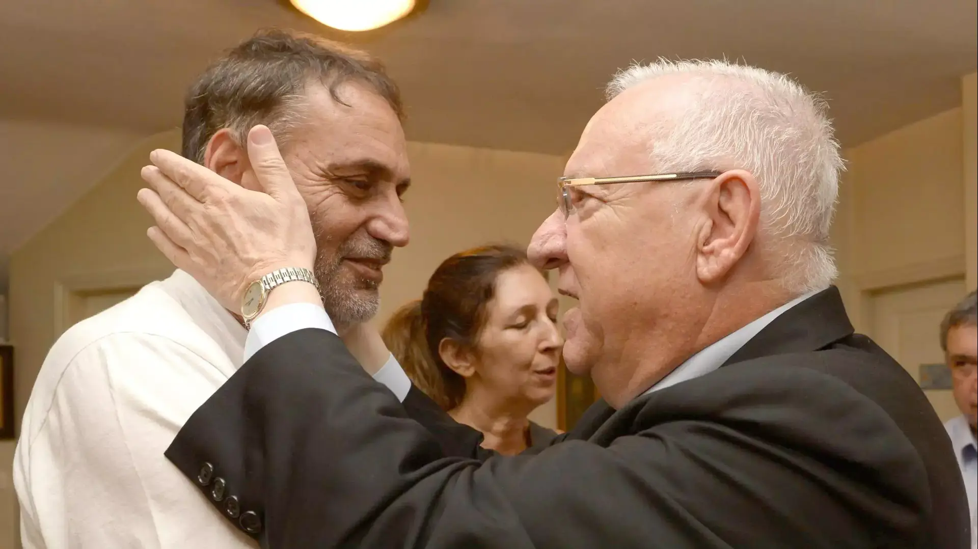 נשיא המדינה ראובן (רובי) ריבלין מבקר את משפחת החייל סמל שון מונדשטיין ז"ל. יולי 2014 נשיא המדינה ראובן (רובי) ריבלין מבקר את משפחת החייל סמל שון מונדשטיין ז"ל. יולי 2014