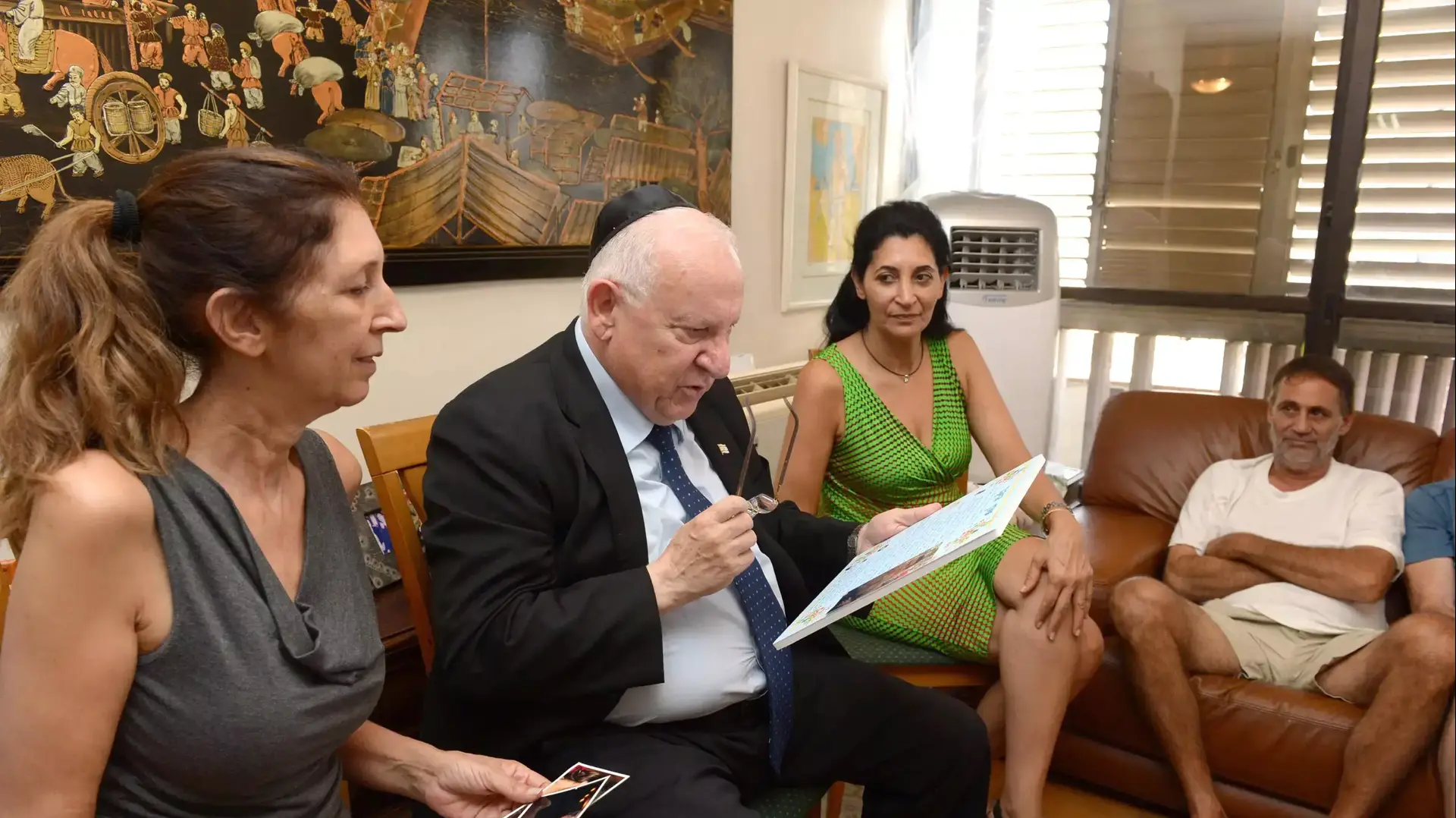 נשיא המדינה ראובן (רובי) ריבלין מבקר את משפחת החייל סמל שון מונדשטיין ז"ל. יולי 2014 נשיא המדינה ראובן (רובי) ריבלין מבקר את משפחת החייל סמל שון מונדשטיין ז"ל. יולי 2014