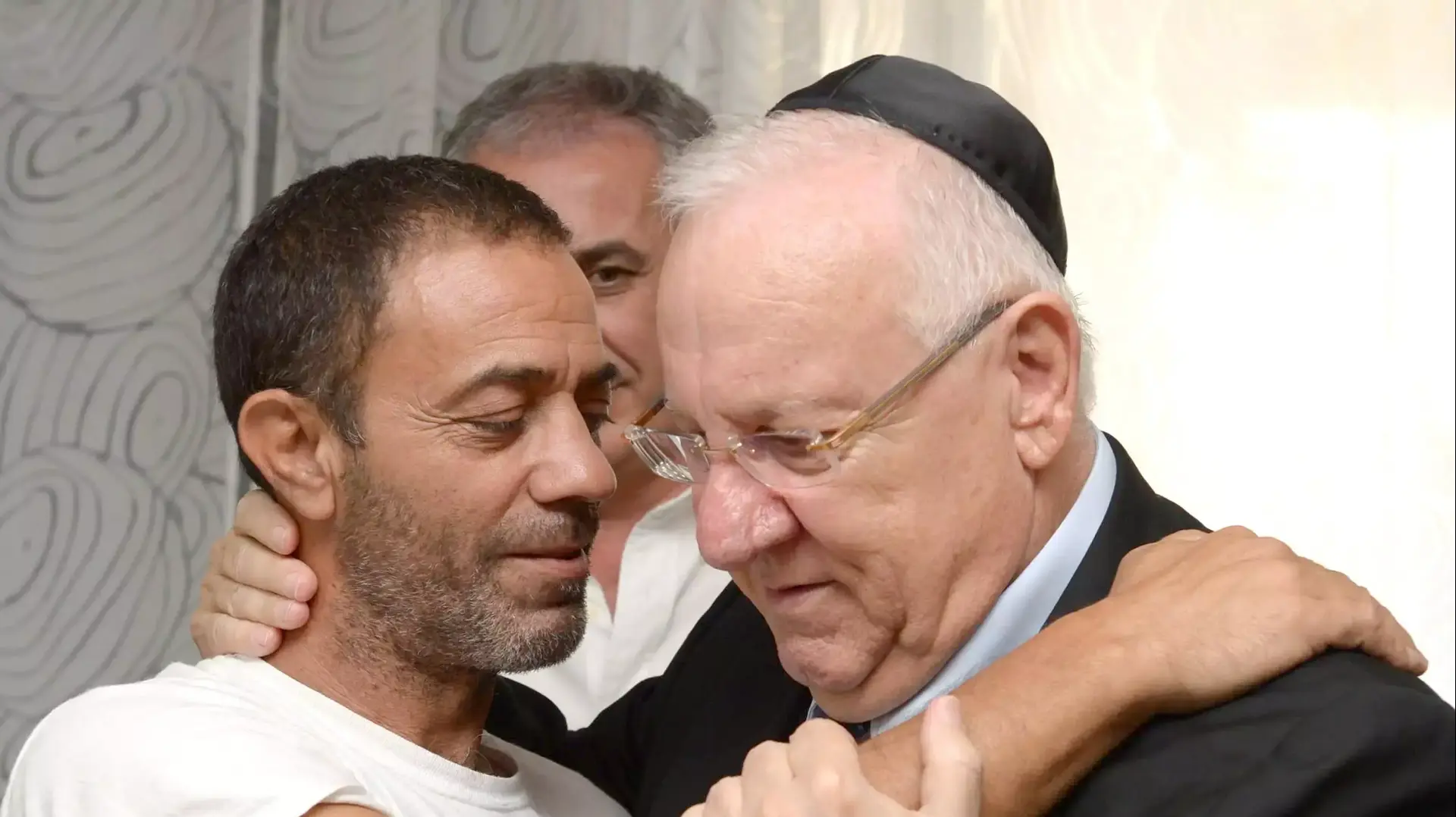 נשיא המדינה ראובן (רובי) ריבלין מבקר את משפחת החייל סמ"ר יובל דגן ז"ל. יולי 2014 נשיא המדינה ראובן (רובי) ריבלין מבקר את משפחת החייל סמ"ר יובל דגן ז"ל. יולי 2014