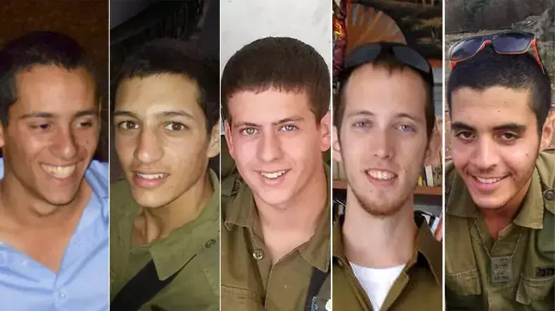 דניאל קדמי, ברקאי שור, ארז שגיא, דור דרעי ונדב ריימונד שנהרגו ממחבלים ליד נחל עוז. יולי 2014